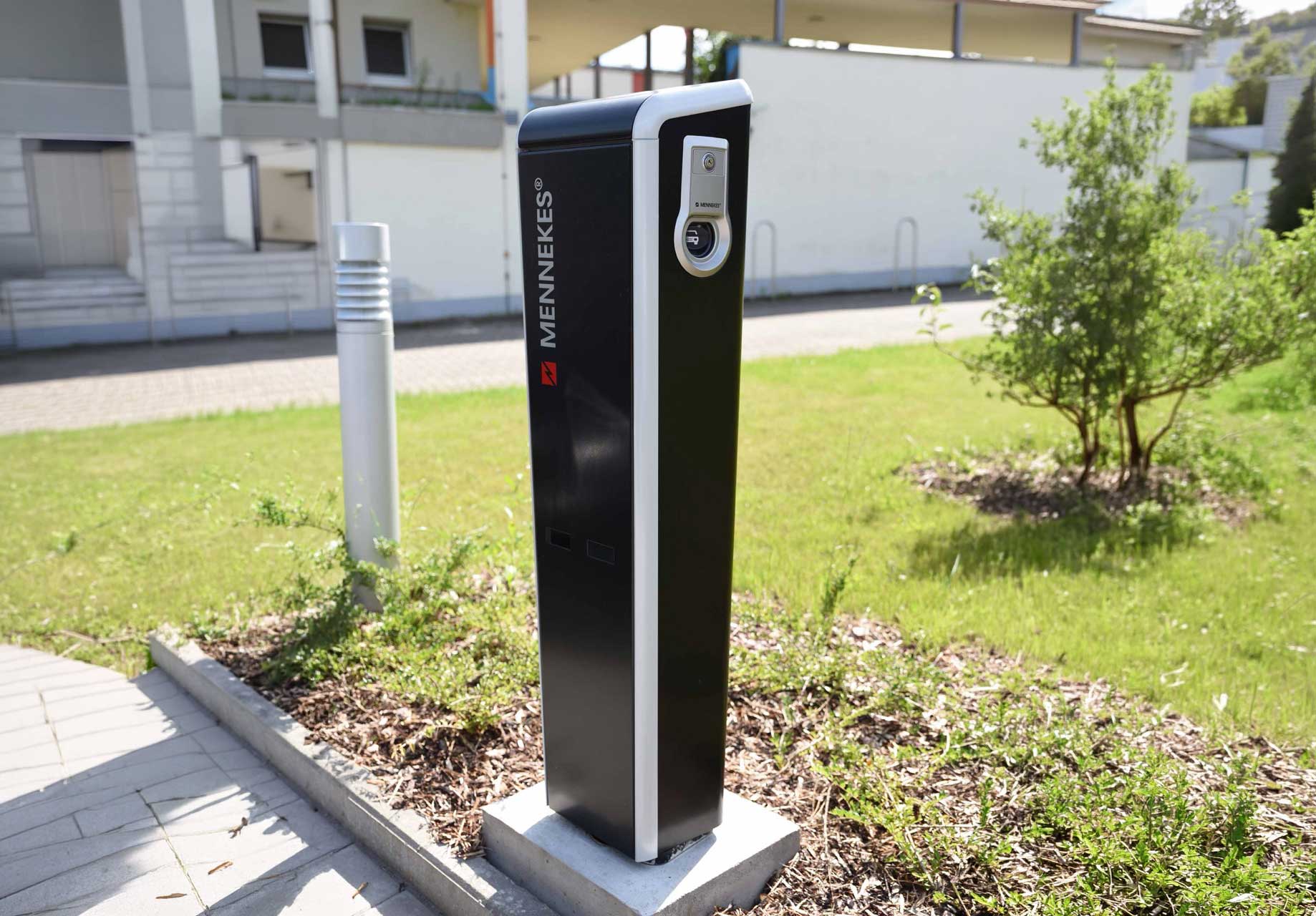 MENNEKES Ladesäule für Elektroautos im Freien. E-Mobilität. Schnellladen.