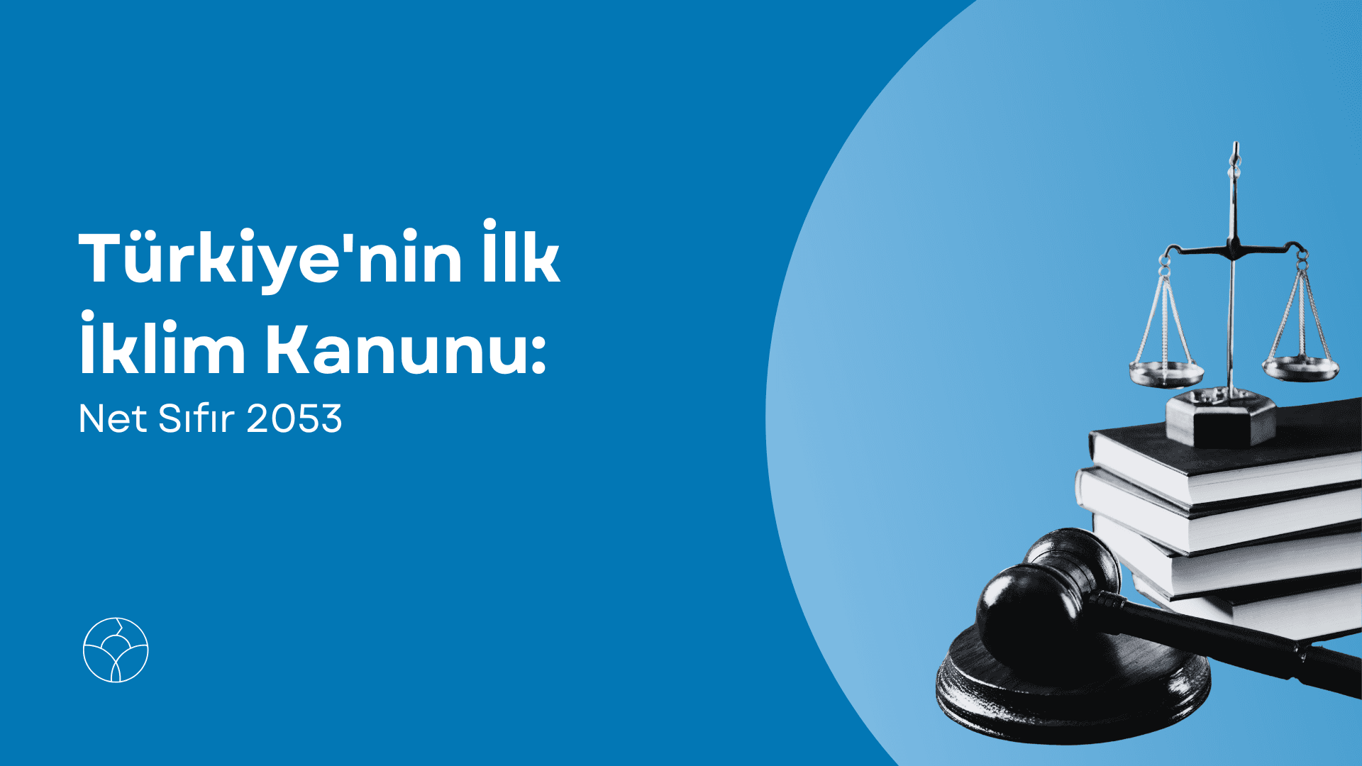 Adalet terazisi, tokmak ve kanun kitaplarının bulunduğu, "Türkiye'nin İlk İklim Kanunu: Net Sıfır 2053" başlıklı blog kapağı görseli.