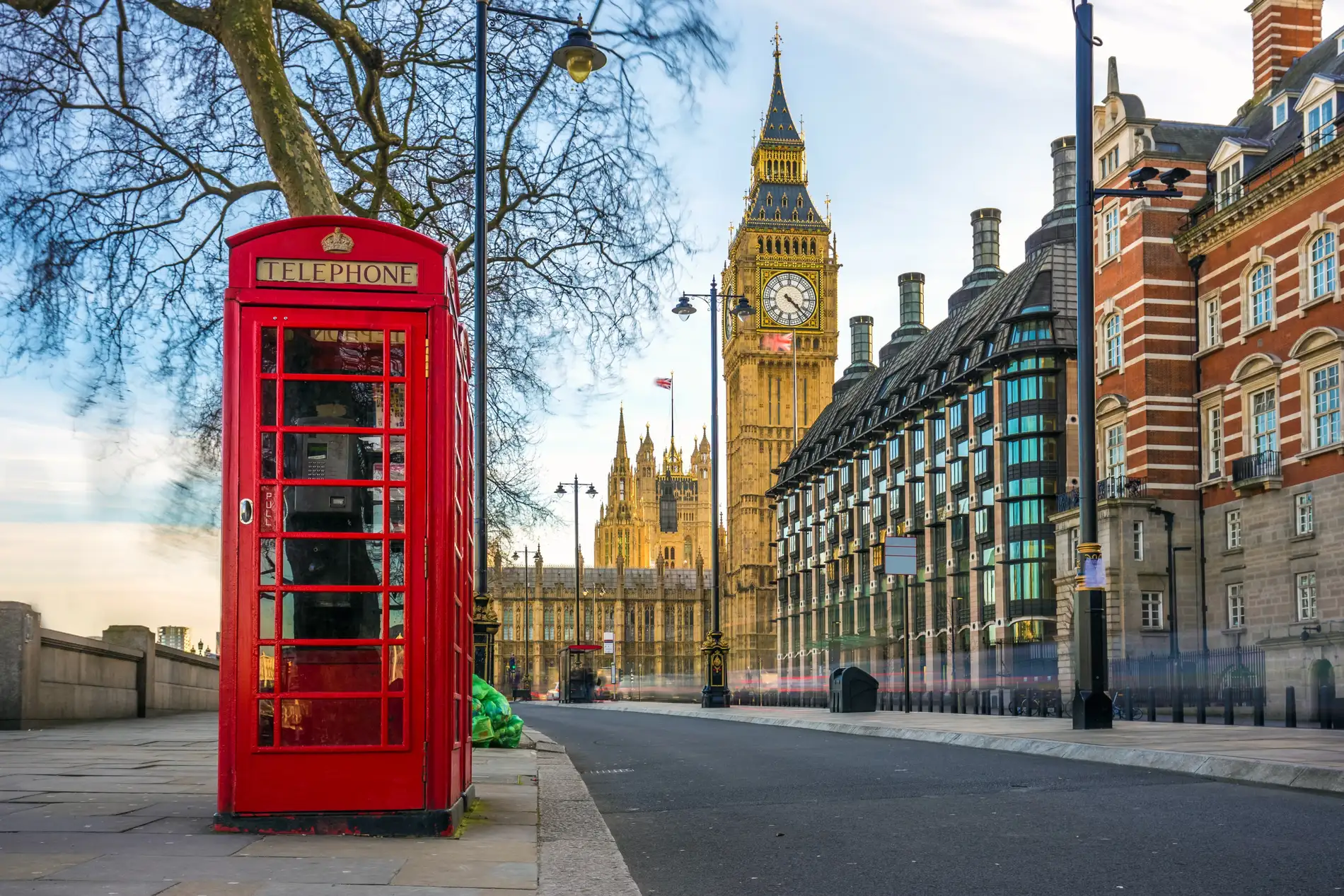 Une cabine téléphonique rouge devant Big Ben, à Londres