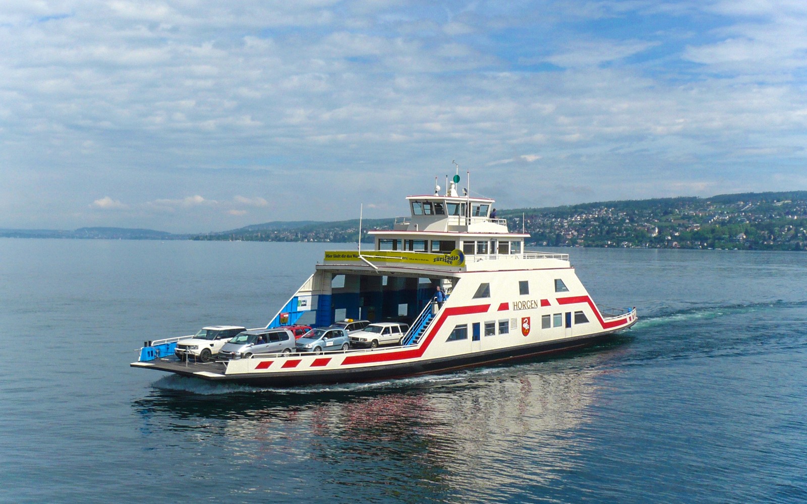 Färja som transporterar bilar på Zürichsjön under en sightseeingkryssning.