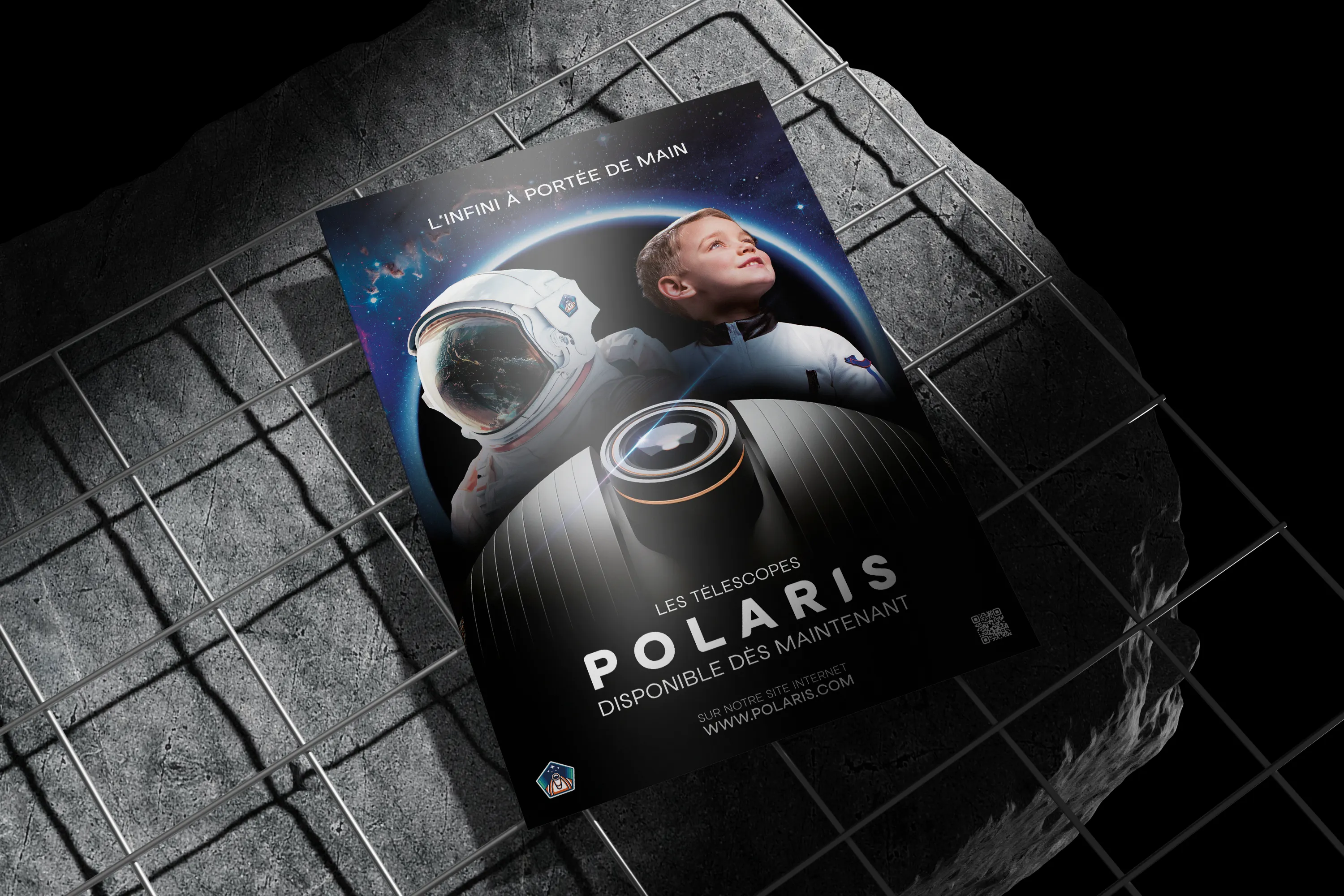 Affiche promotionnelle des télescopes Polaris, présentant un astronaute et un enfant, posée sur une surface de roche lunaire.