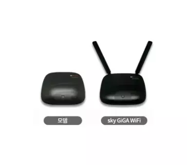 KT 스카이라이프 GiGA WiFi와 모뎀을 보여주며 인터넷 장애 원인 점검 시 확인해야 할 네트워크 장비를 설명하는 제품 이미지