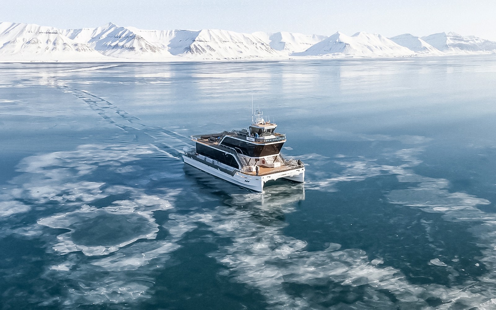 Гібридний електричний човен на льодових водах під час туру мовчазного спостереження за китами з Тромсе.