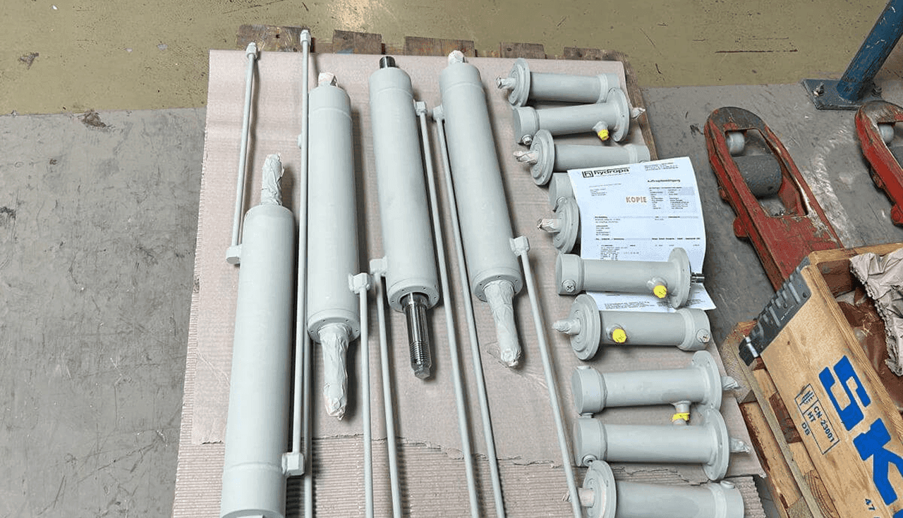 Mehrere Hydraulikkomponenten