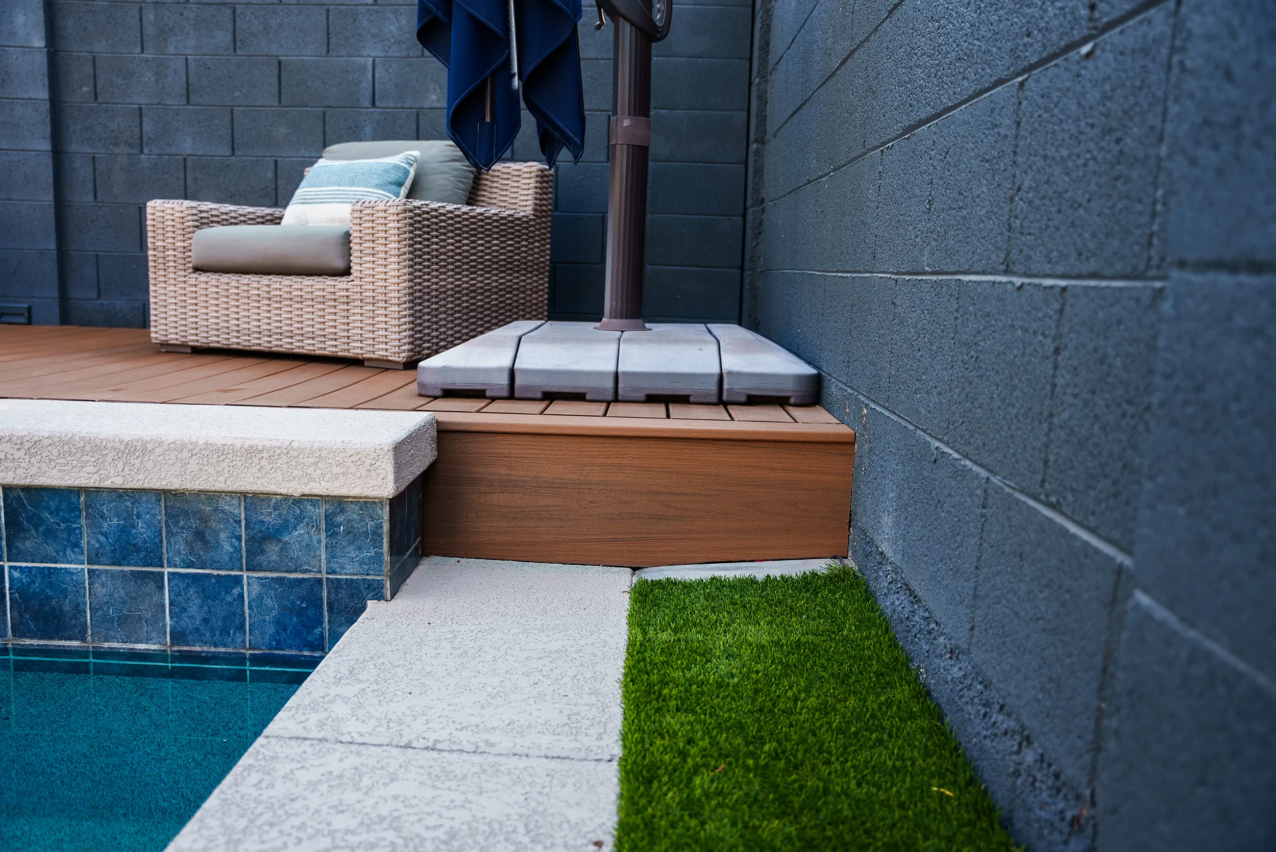 HBC Desks – A Contemporary Poolside Sanctuary with Trex Transcend Lineage decking