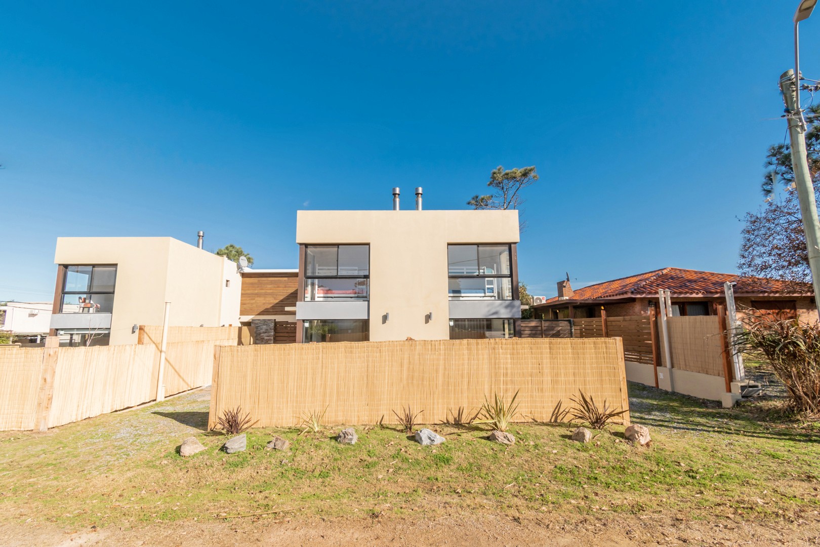 Fachada de Casa Gaviotas con estilo moderno y acogedor - vista exterior que destaca el diseño contemporáneo de la casa.