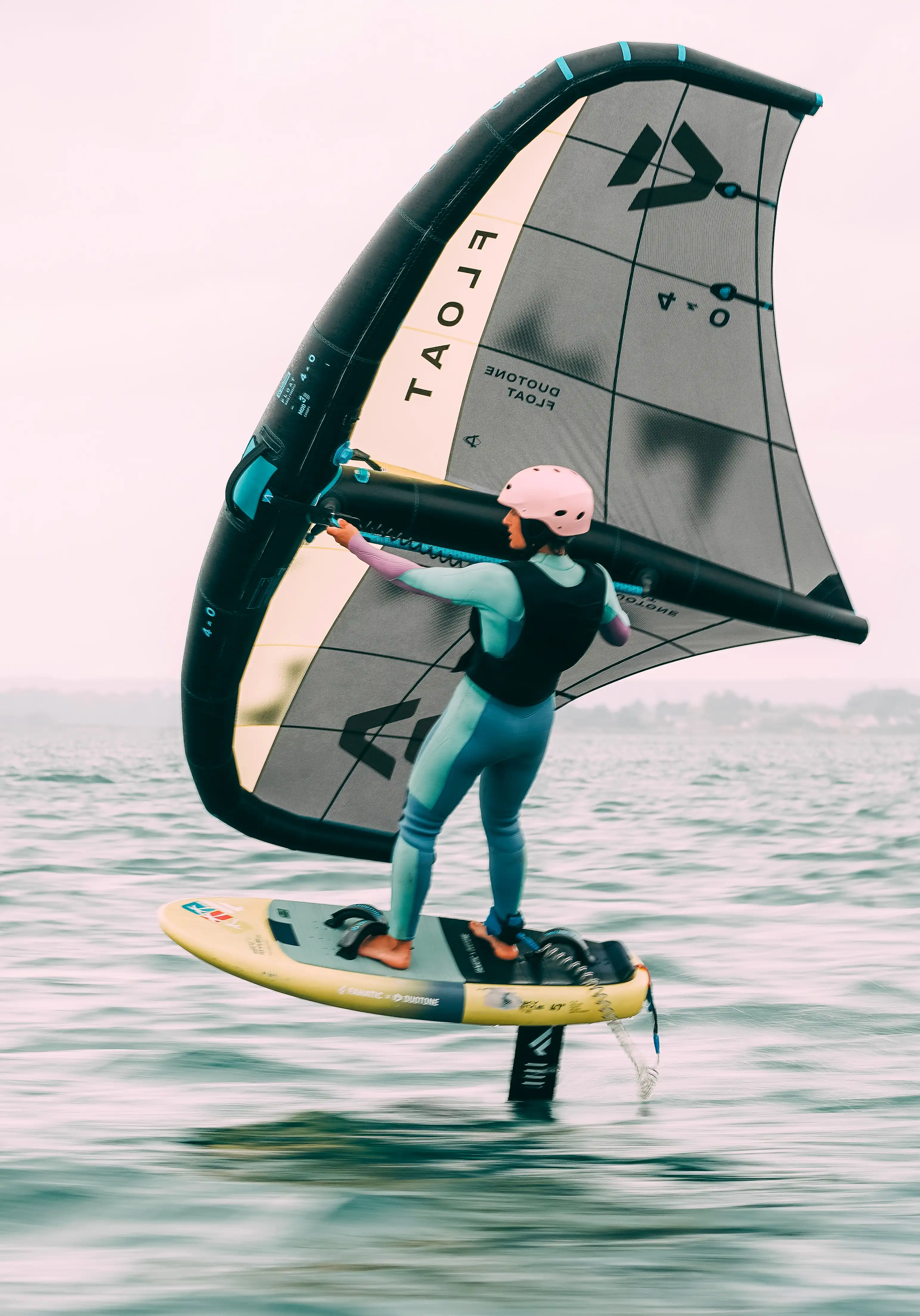 Une femme en wingfoil à haute vitesse