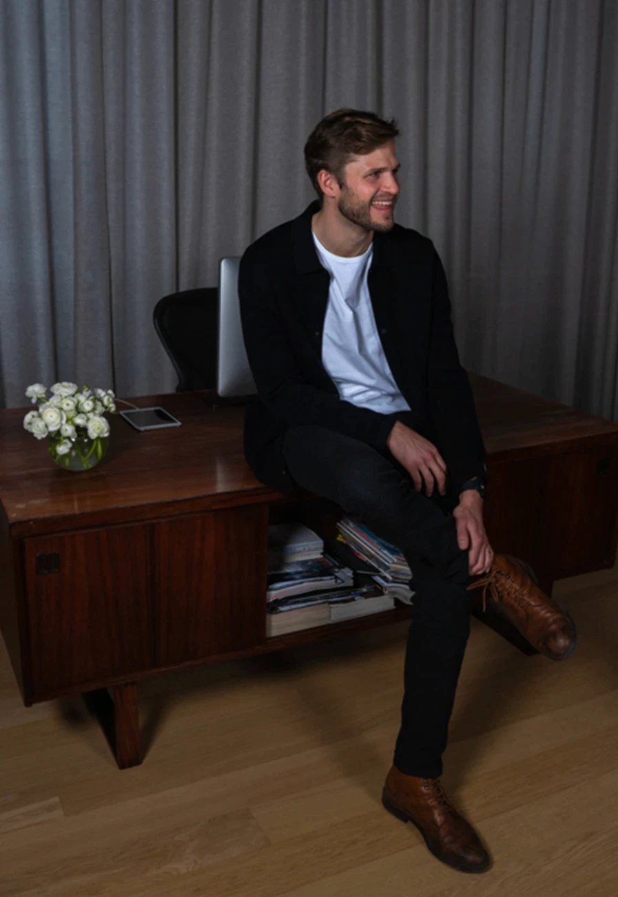 AI-based contract management software Pocketlaw for businesses of all sizes (small, medium, large), showcasing a user-friendly dashboard that streamlines legal workflow for clients and customers with options to create, review, and upload documents, access templates, and monitor document statistics.