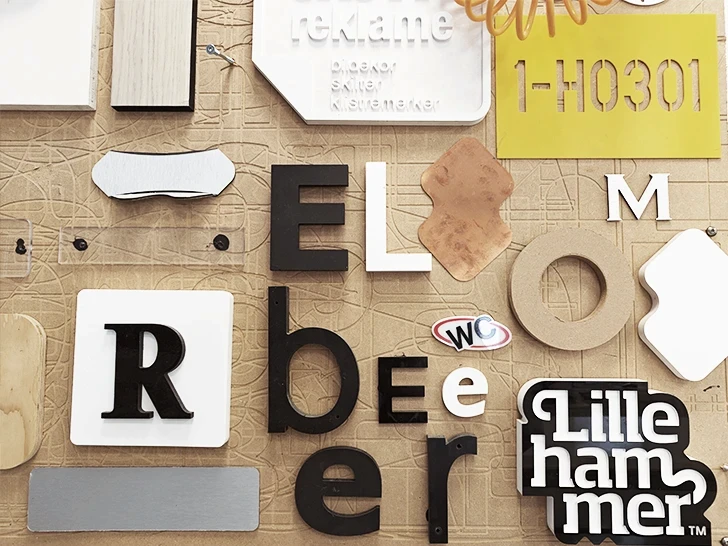 Eksempler på skiltløsninger med ulike fonter og materialvalg for profilering av bedrift