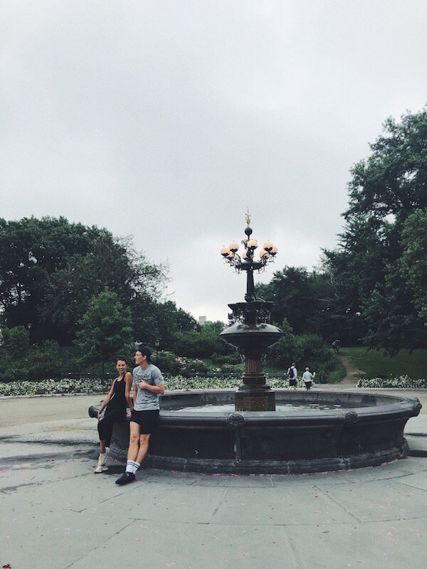 fittoursnyc_friendsfountain_lottiemurphy_foodie_hotspots_newyork_fitness_samandlottie.jpg