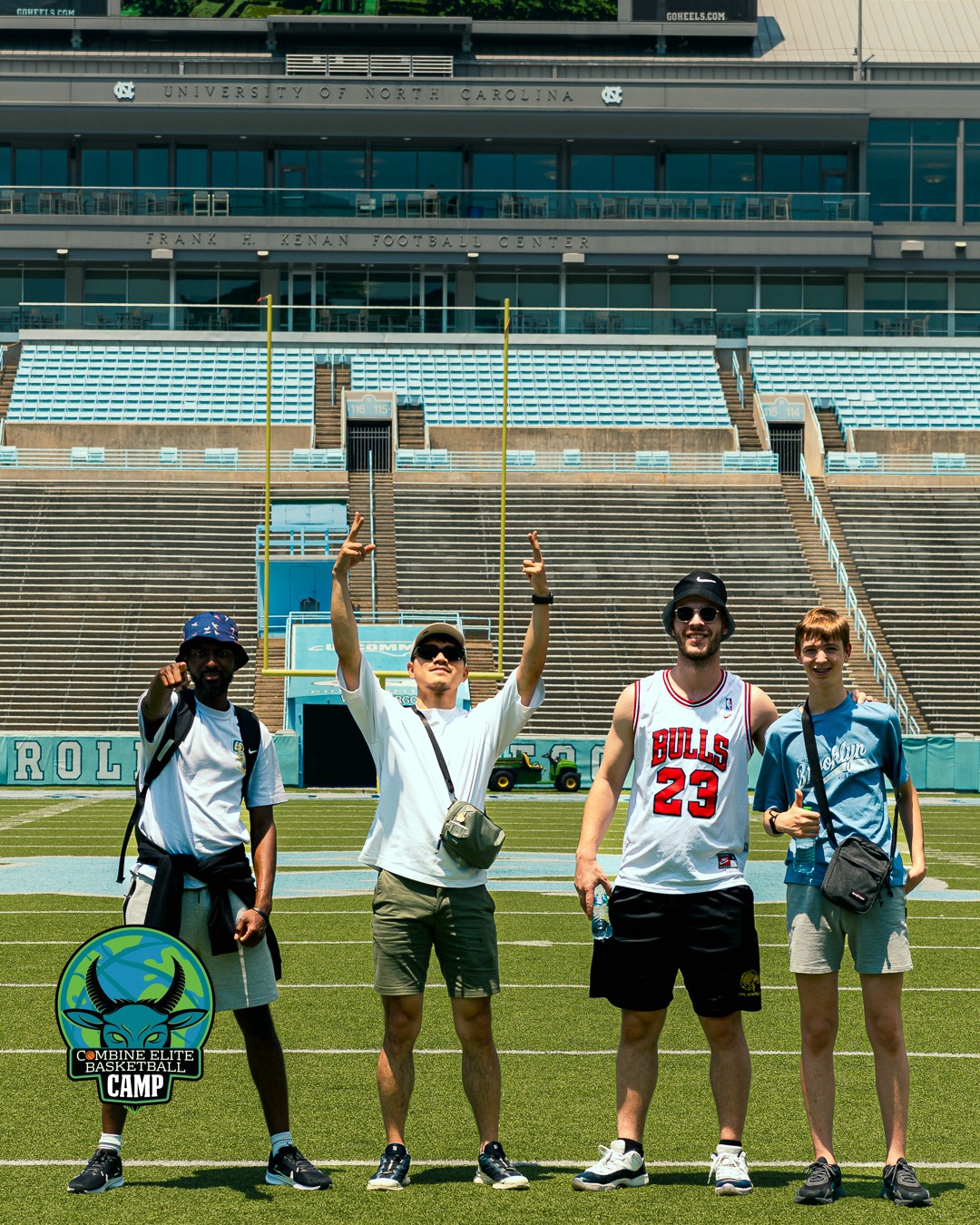 Photo souvenir d’un groupe devant les gradins d’un stade universitaire de football américain.