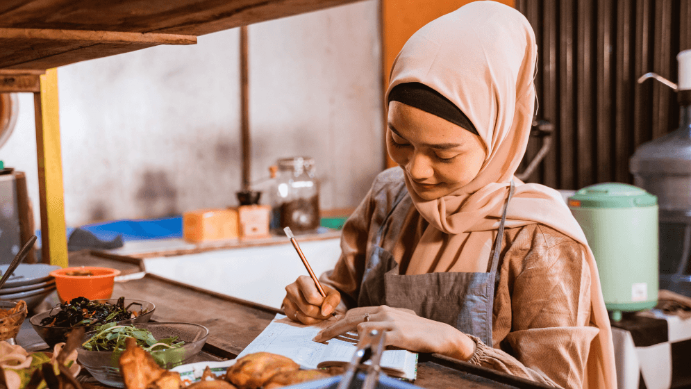 Seorang staf F&B Malaysia