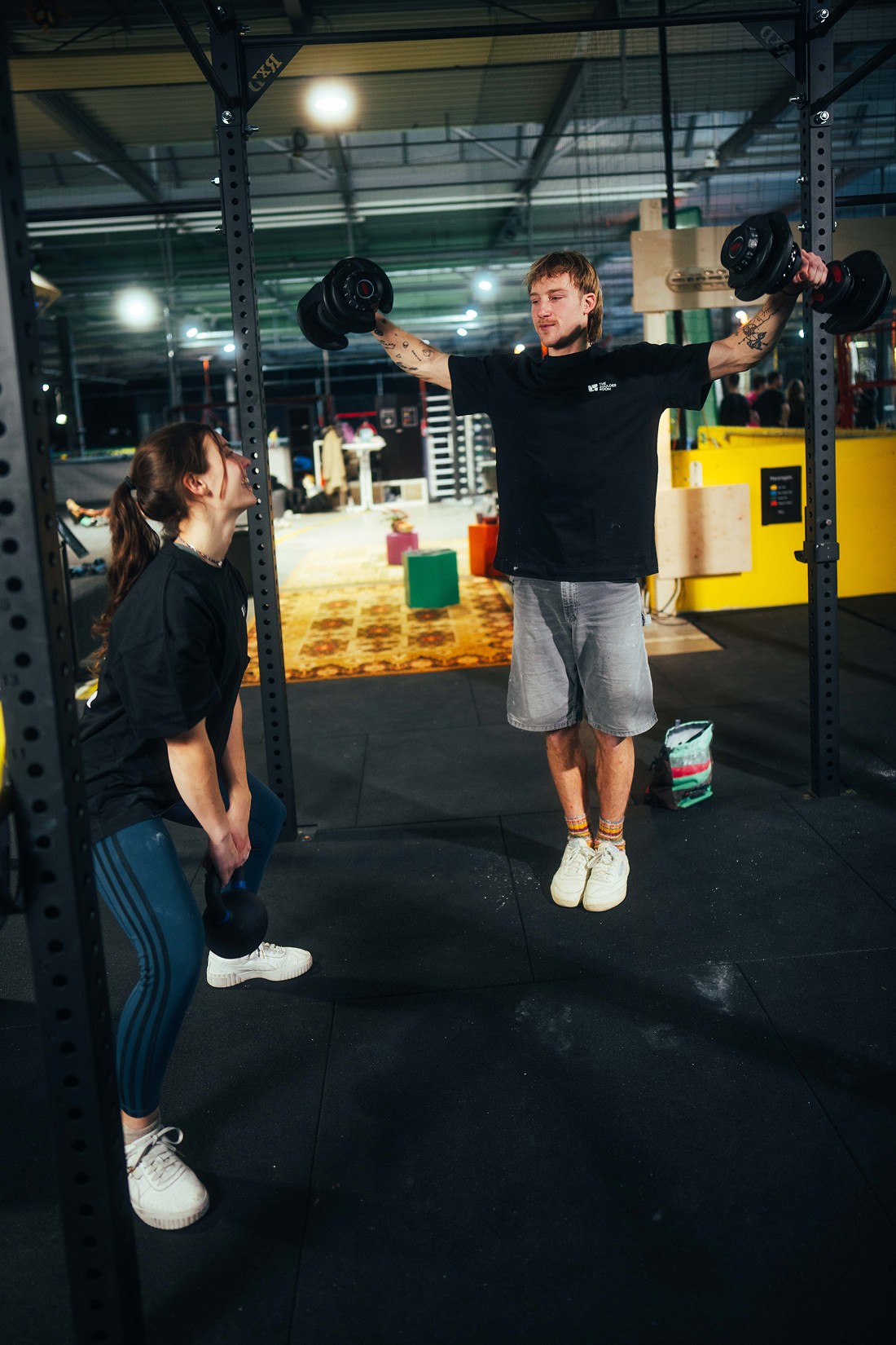 Urbaner Indoor-Boulderraum mit Lounge-Bereich und digital gesteuerter Shiny Wall Systemwand – Bouldern, Community und Functional Fitness in München.
