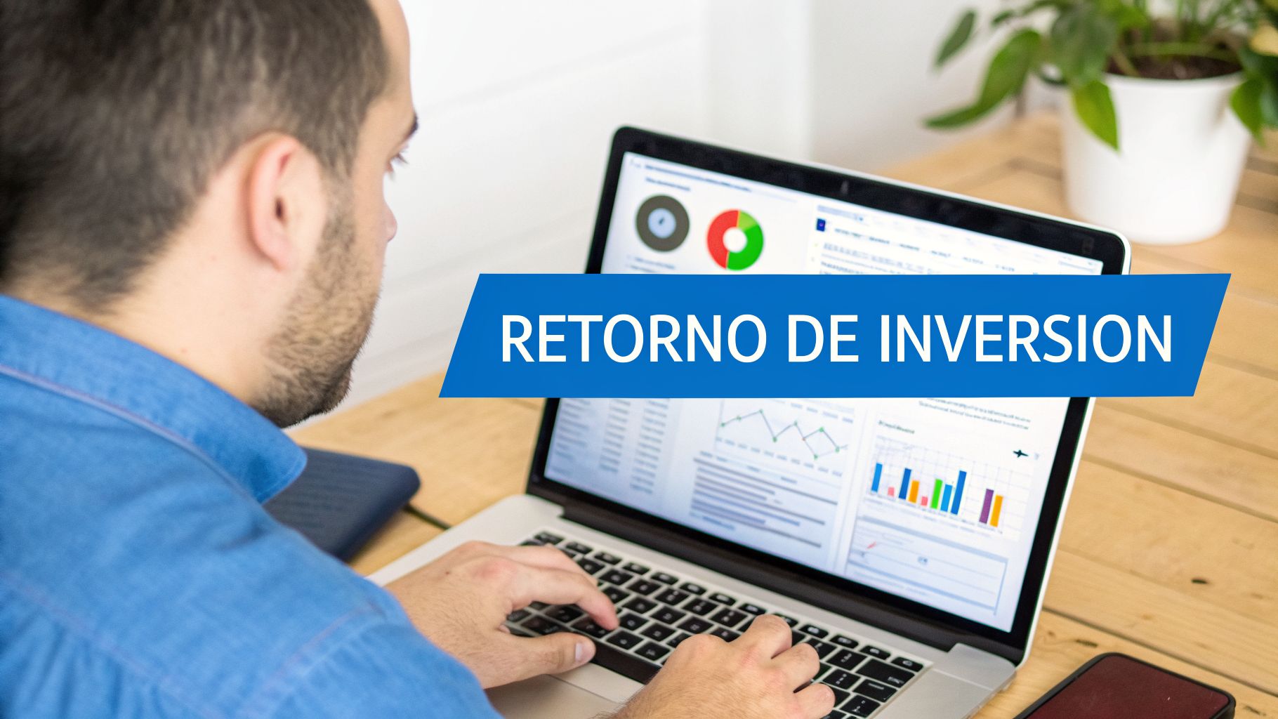 Un hombre revisa datos de inversión en su laptop, con el texto 