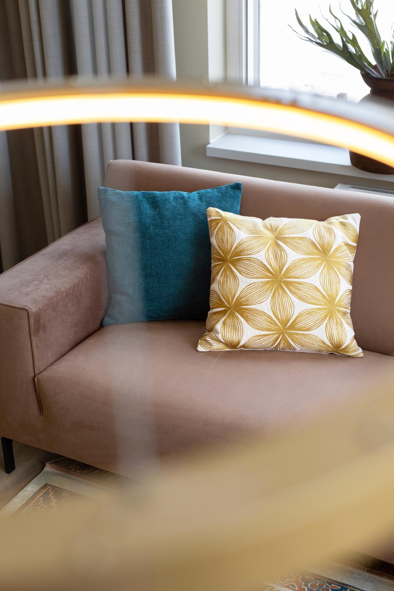 sierkussens op bank in geel en blauw