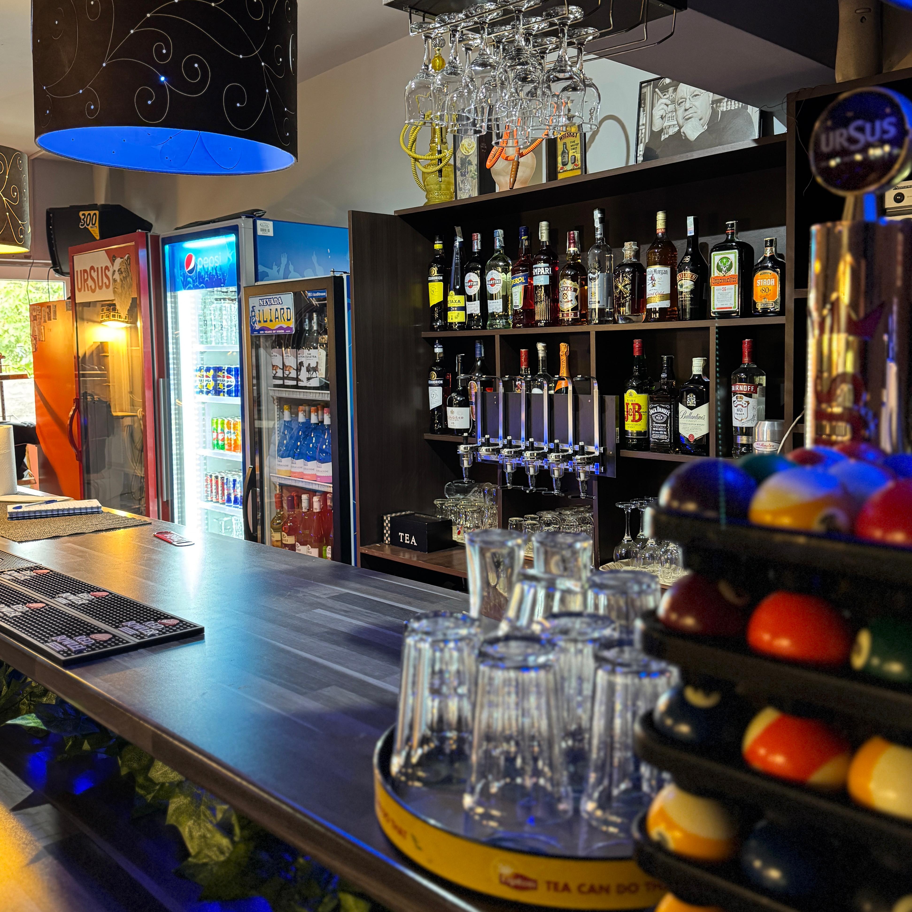 Prieteni sărbătorind la bar