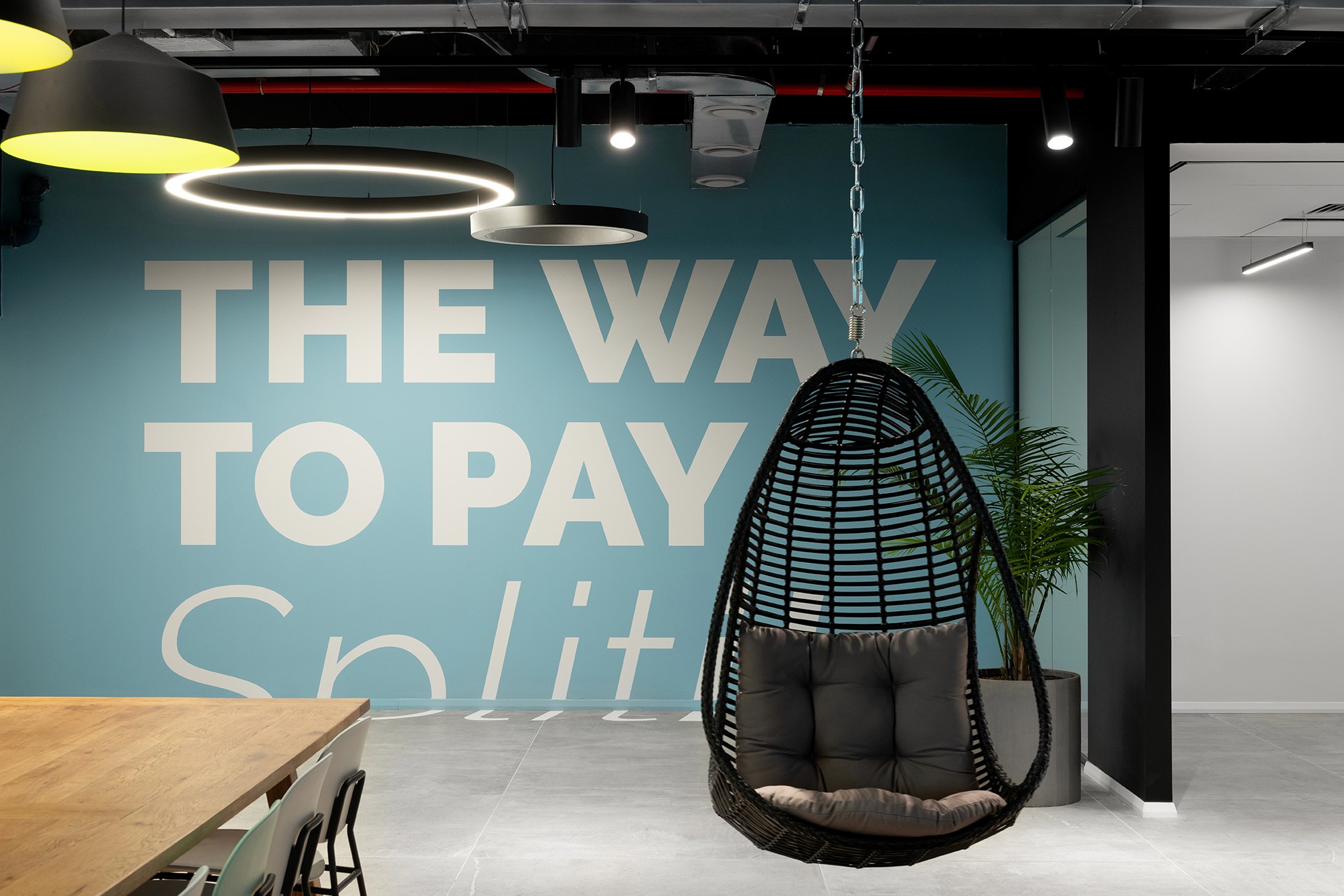 עיצוב לובי משרד מודרני עם חיפוי אבן טבעית וריהוט בהתאמה אישית – תכנון מוקפד של דה סטודיו