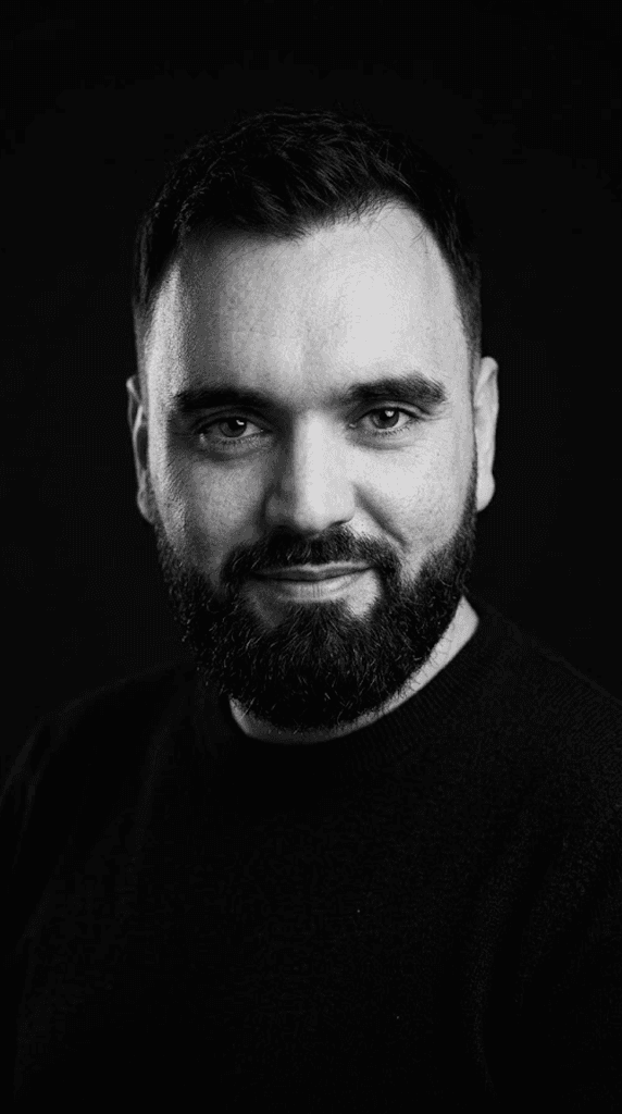 Crno-bijeli portret Vedrana Obradovića, osnivača Vizura Studio®.