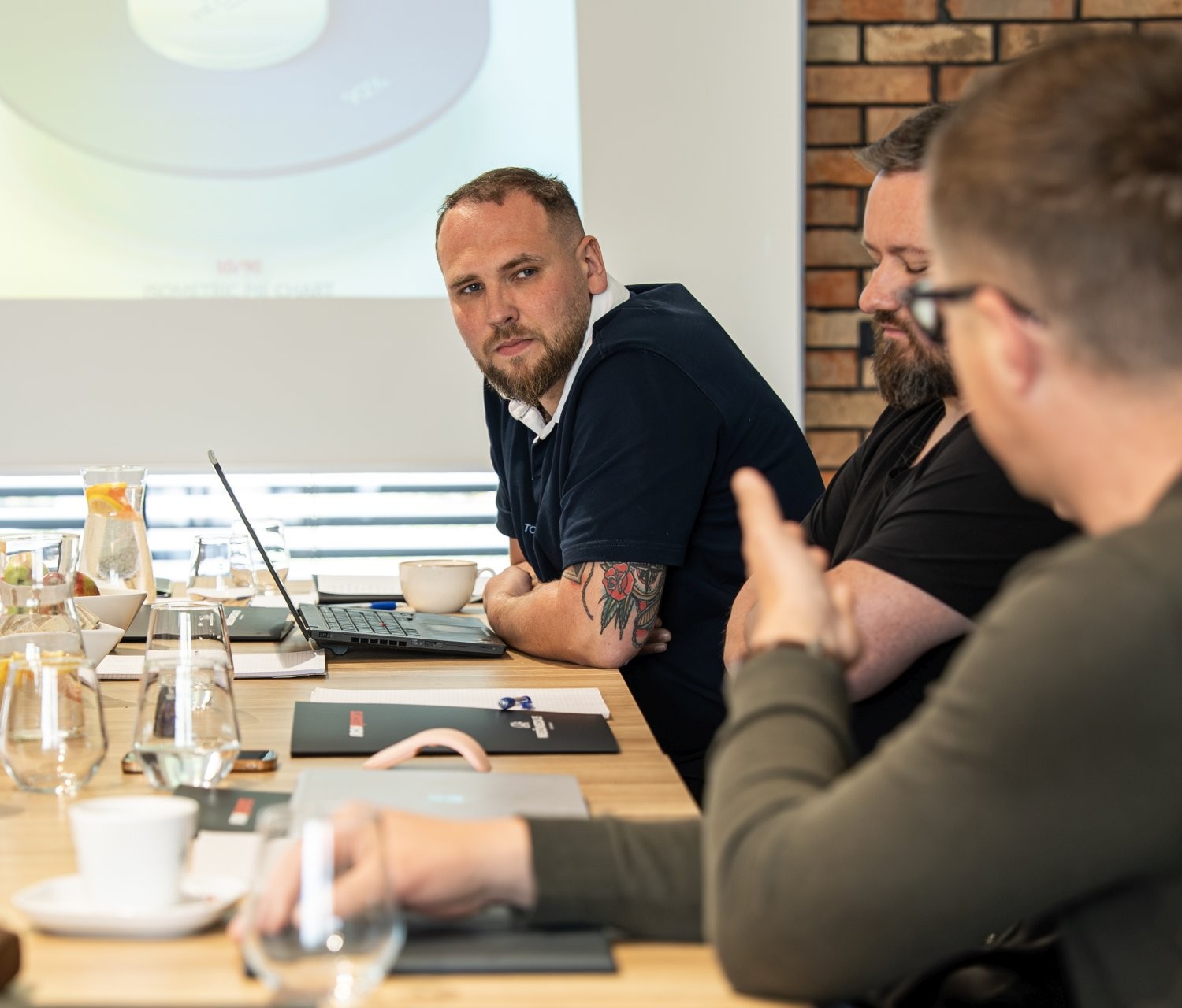 dyskusja i zaangażowanie uczestników podczas szkolenia firmowego