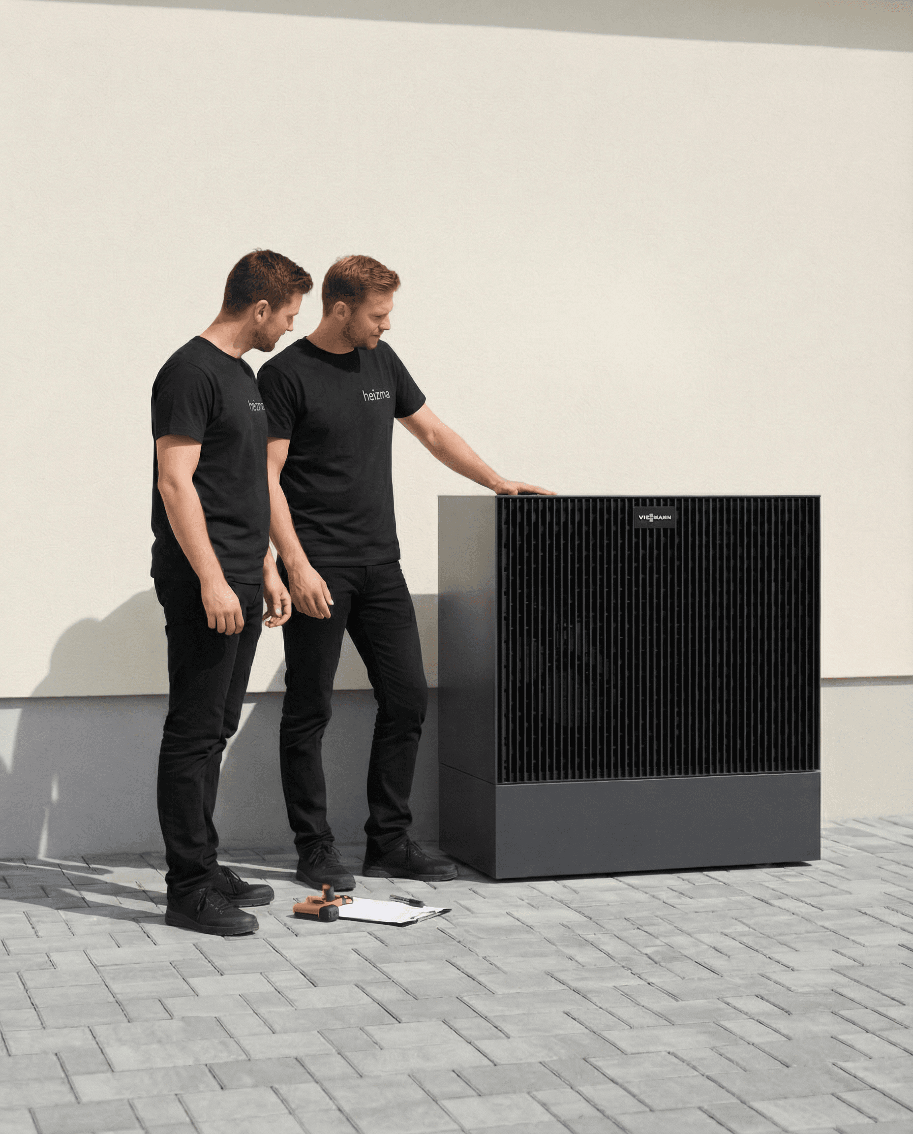 Heizma Mitarbeiter mit Viessmann Wärmepumpe