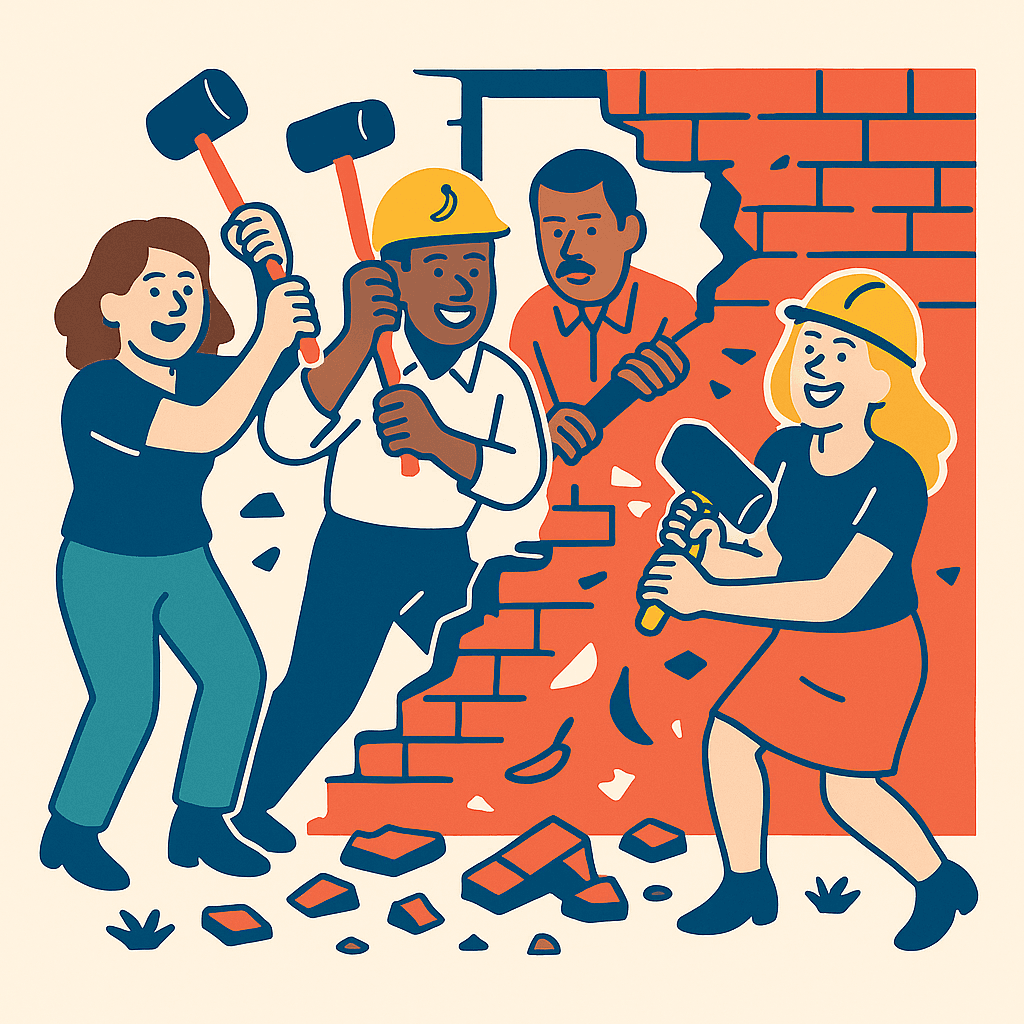 Équipe d'entreprise qui casse un mur ensemble lors d'un team building décalé