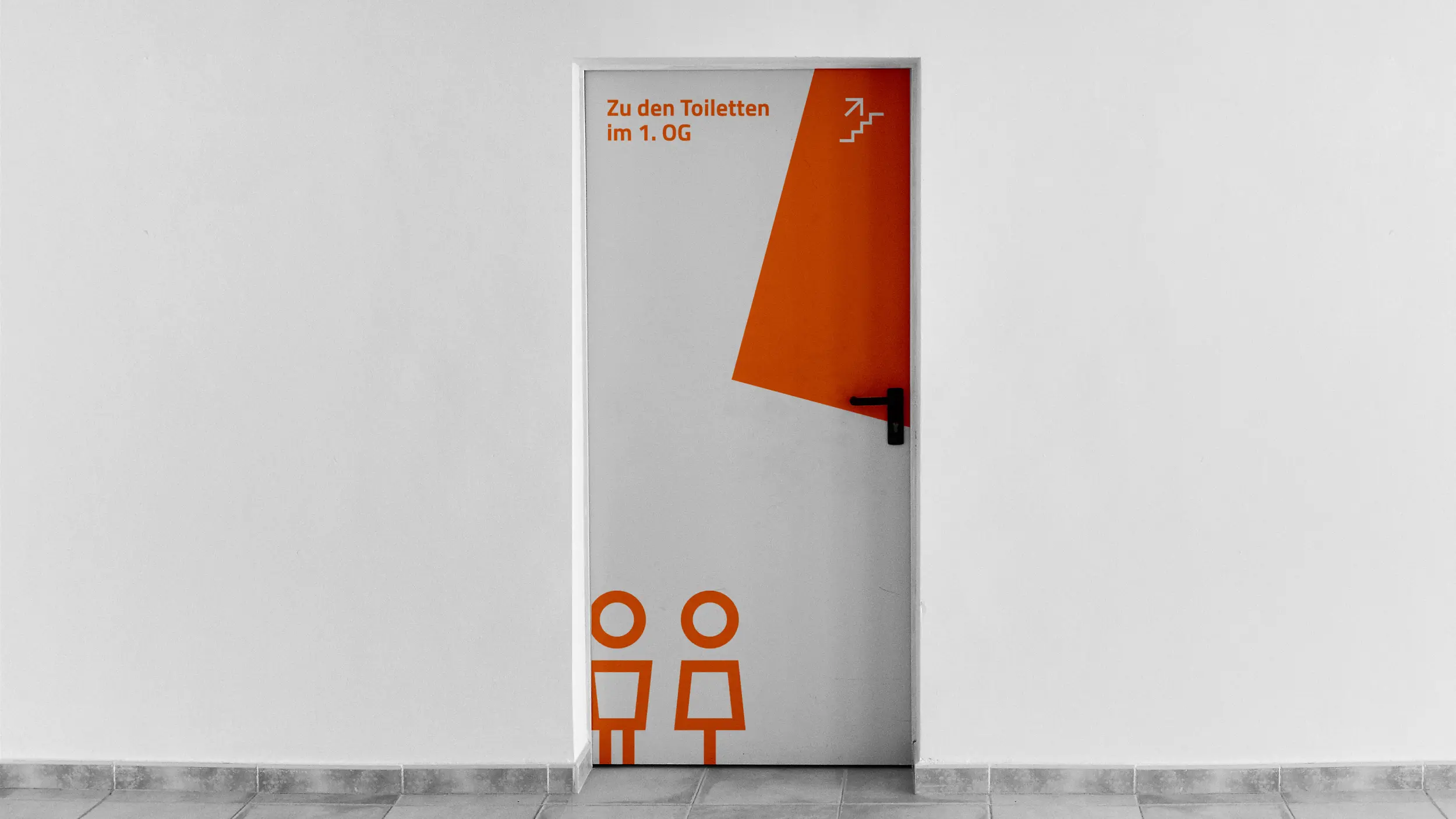 WC-Hinweisschild-Mockup: Wegweiser „Zu den Toiletten im 1. OG“