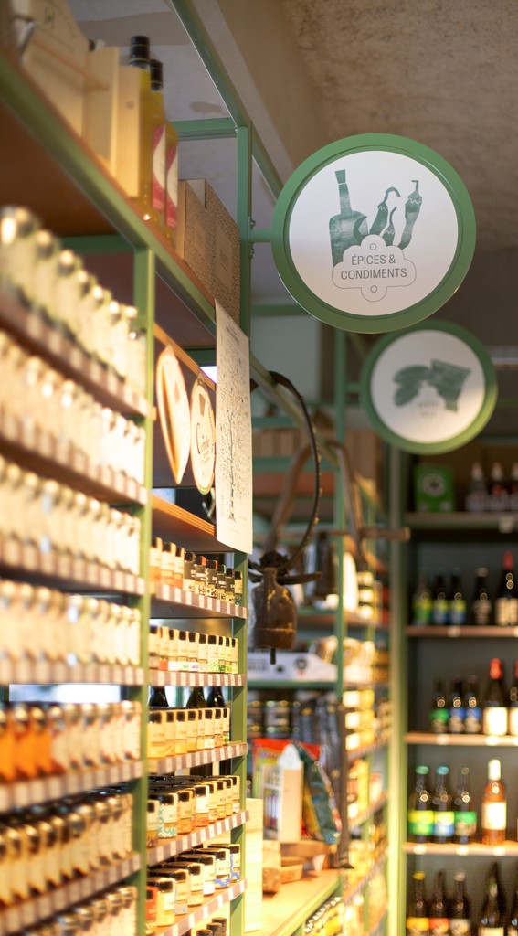 Signalétique intérieure du restaurant Au fil du goût, design graphique clair et moderne. Typographie lisible et éléments graphiques organisés pour faciliter la circulation et renforcer l’identité visuelle.