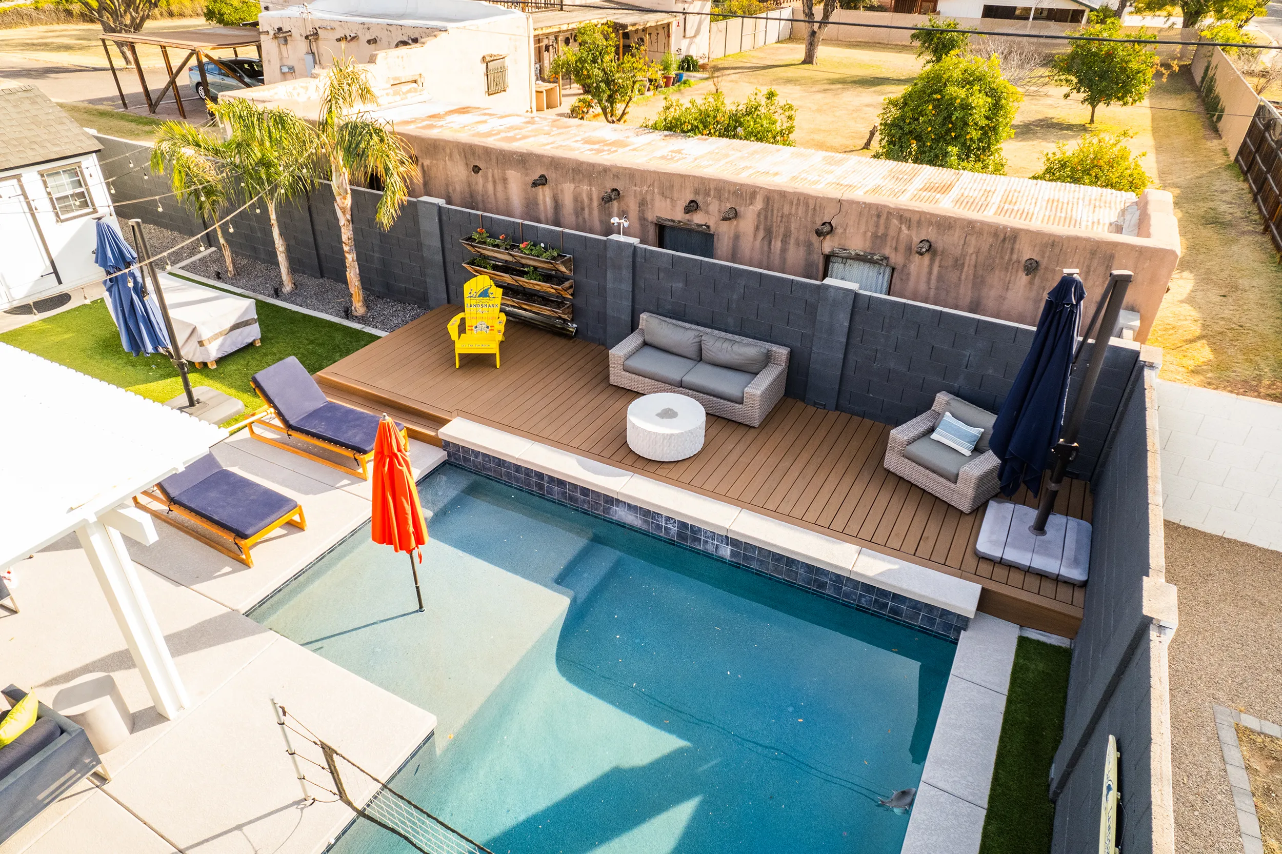 HBC Desks – A Contemporary Poolside Sanctuary with Trex Transcend Lineage decking