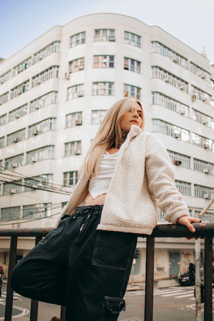 woman outdoor posing