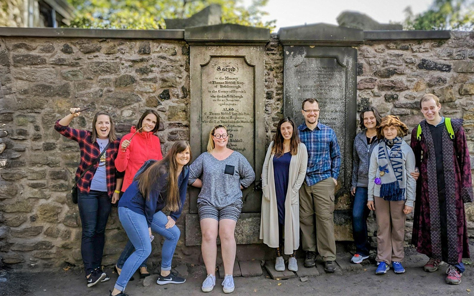 Edinburghse straat met toeristen op een begeleide Harry Potter wandeltocht langs historische gebouwen.
