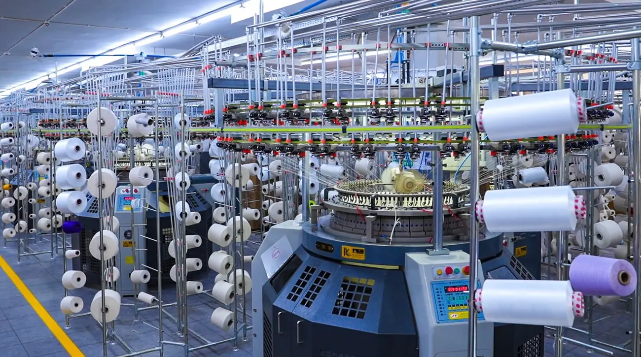 Industrial knitting machine, yarn.