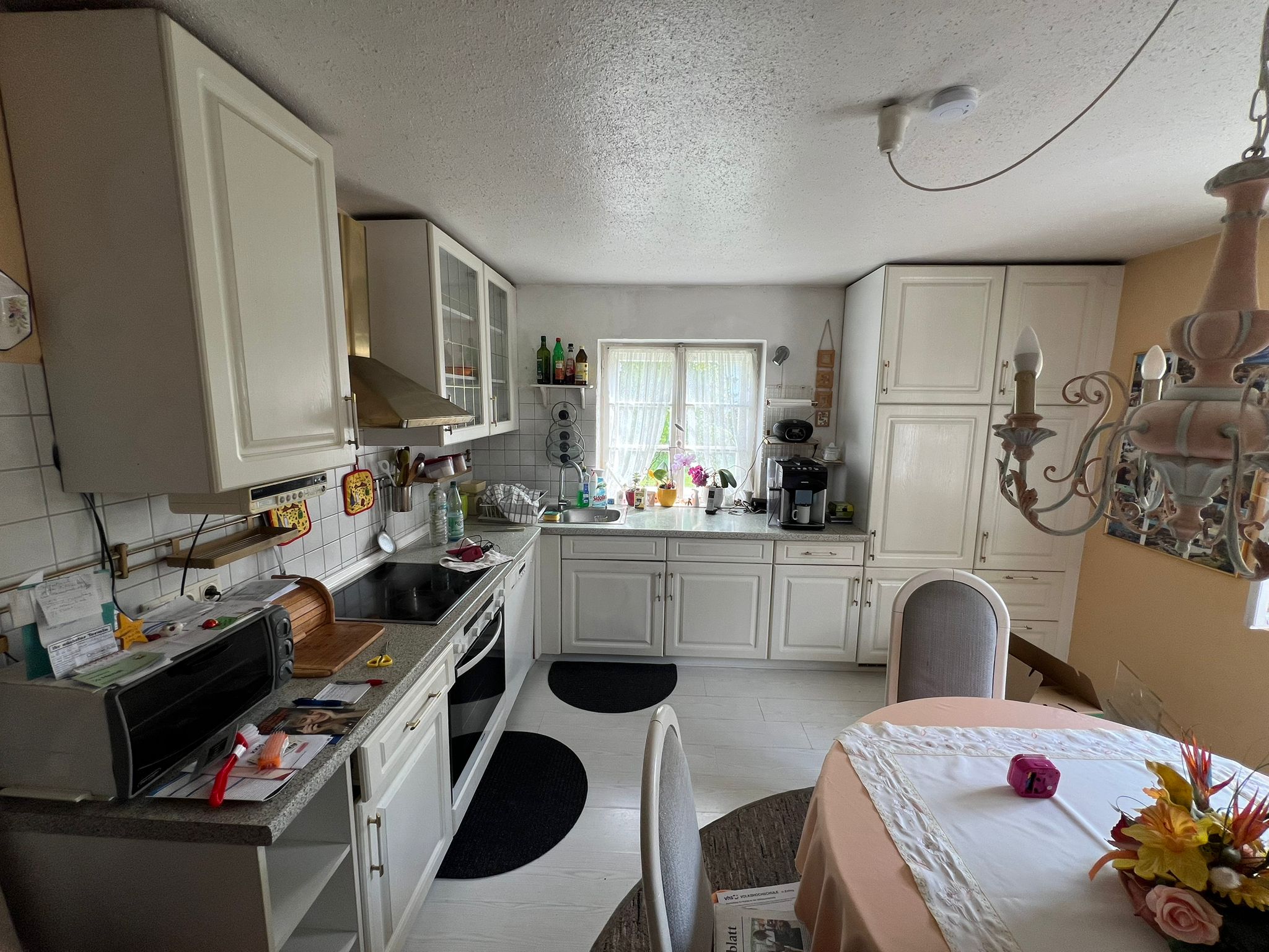 Entrümpelung Freising, ein Keller der ausgeräumt wird und sortiert wurde.