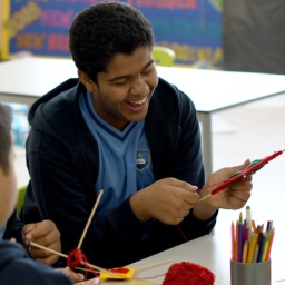 aluno da educação especial fazendo atividade