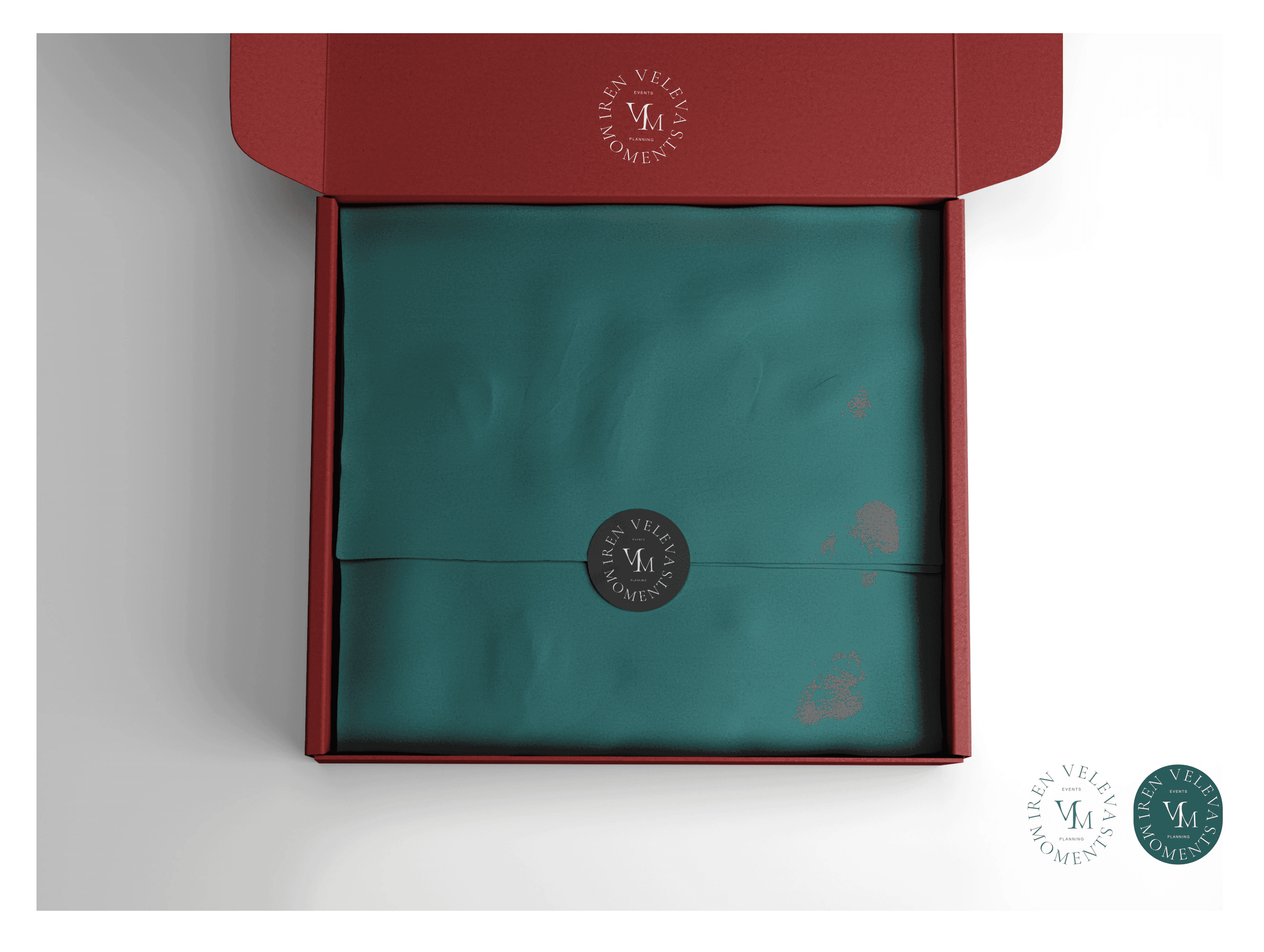 Втората версия на логото за Iren Veleva Moments, представена като печат “VM” върху премиум опаковка. Този mockup демонстрира приложението на монограмната марка в бранд идентичността и луксозния визуален стил.