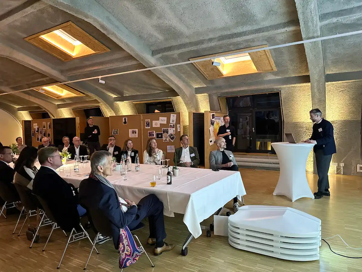 Längliches Wohngebäude mit Klinkerfassade, großen Fenstern und Balkonen über zwei Etagen