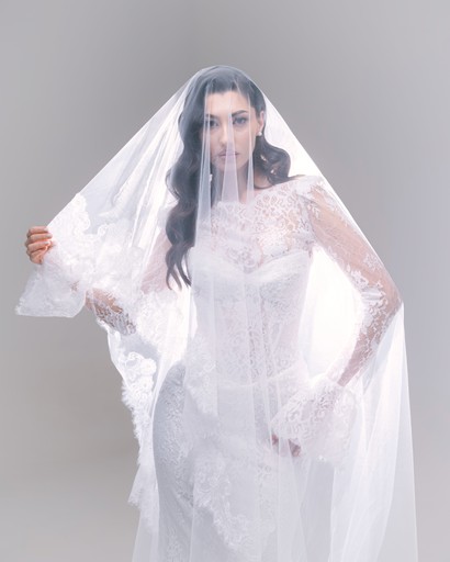 Mireasă cu voal din dantelă fină în lumină laterală dramatică — fotografie nuntă fine art voal