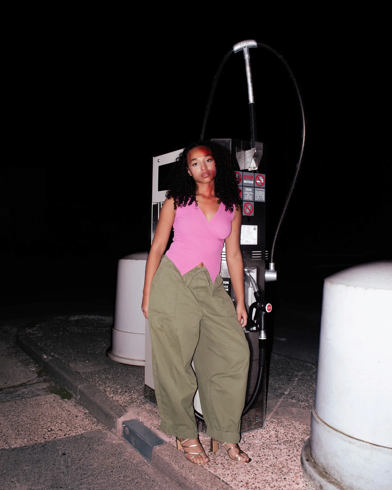 Direction artistique et photographie de mode urbaine de nuit avec éclairage flash direct.