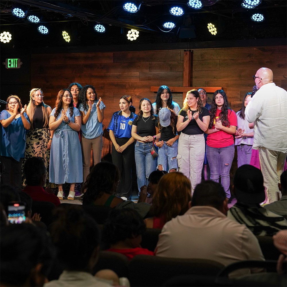 Pastor hablando a grupo de mujeres