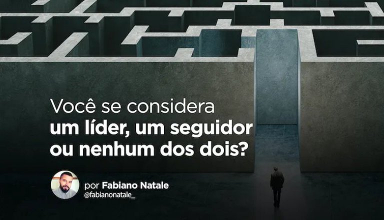 Homem entrando em um grande labirinto