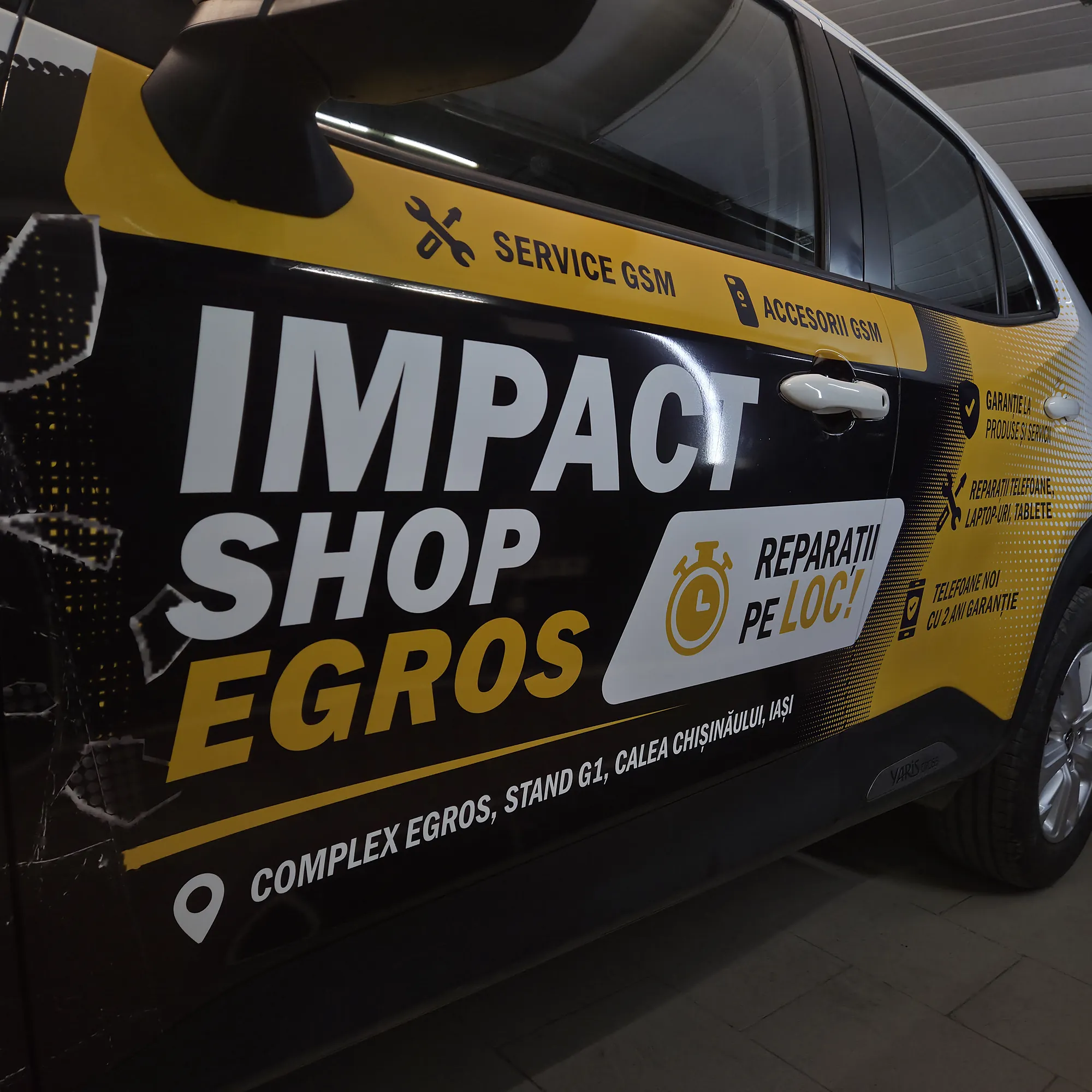 Detaliu colantare ușă mașină Impact Shop Egros cu servicii GSM și adresa Complex Egros