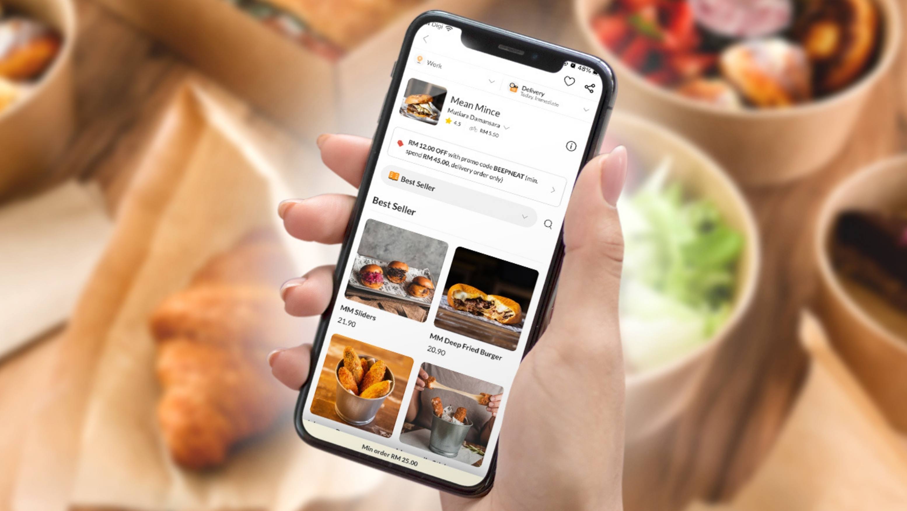 一位顾客正在餐厅通过手机点餐