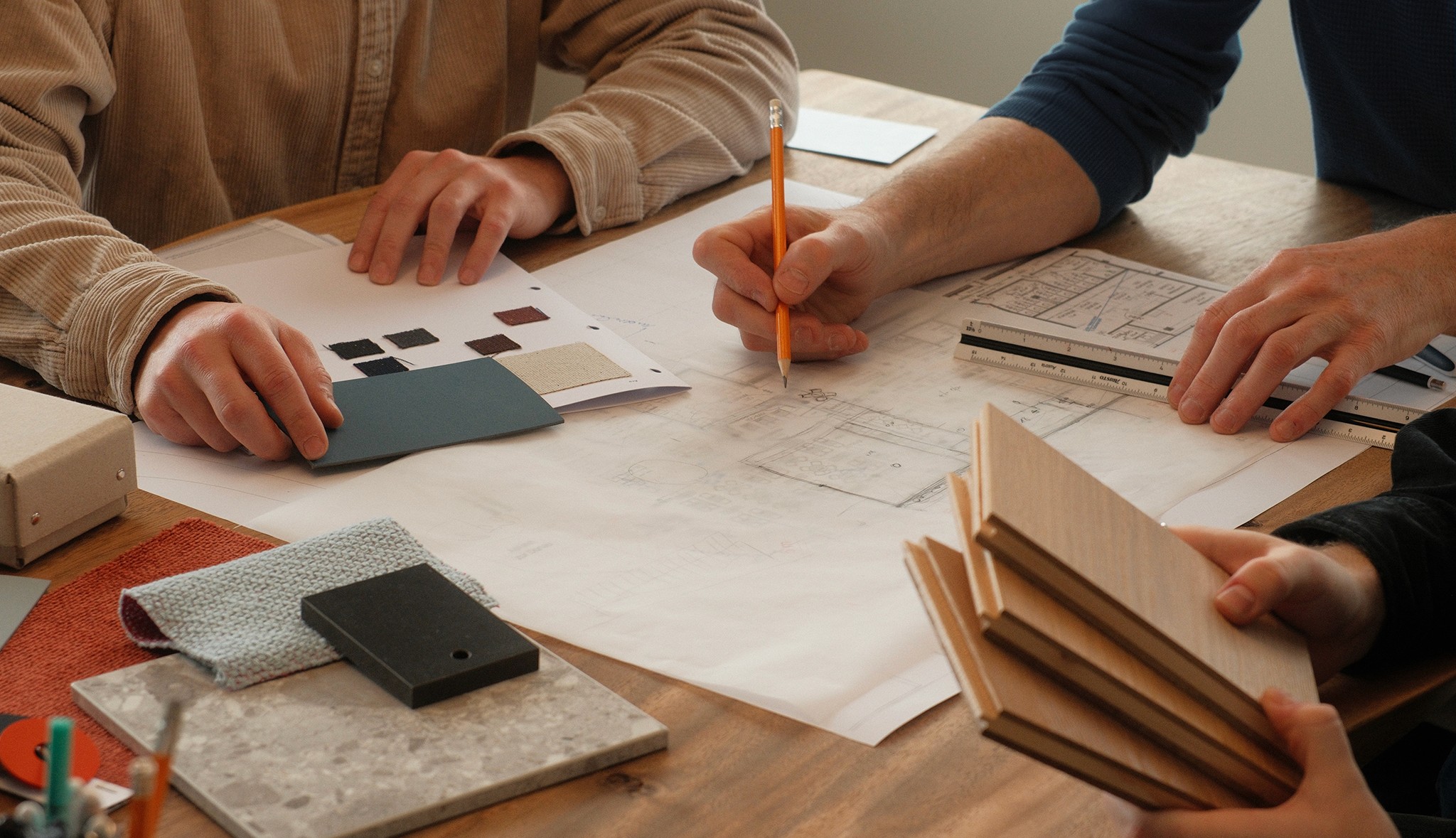Detailbild von einem Besprechungstisch mit Plan und Materialmustern