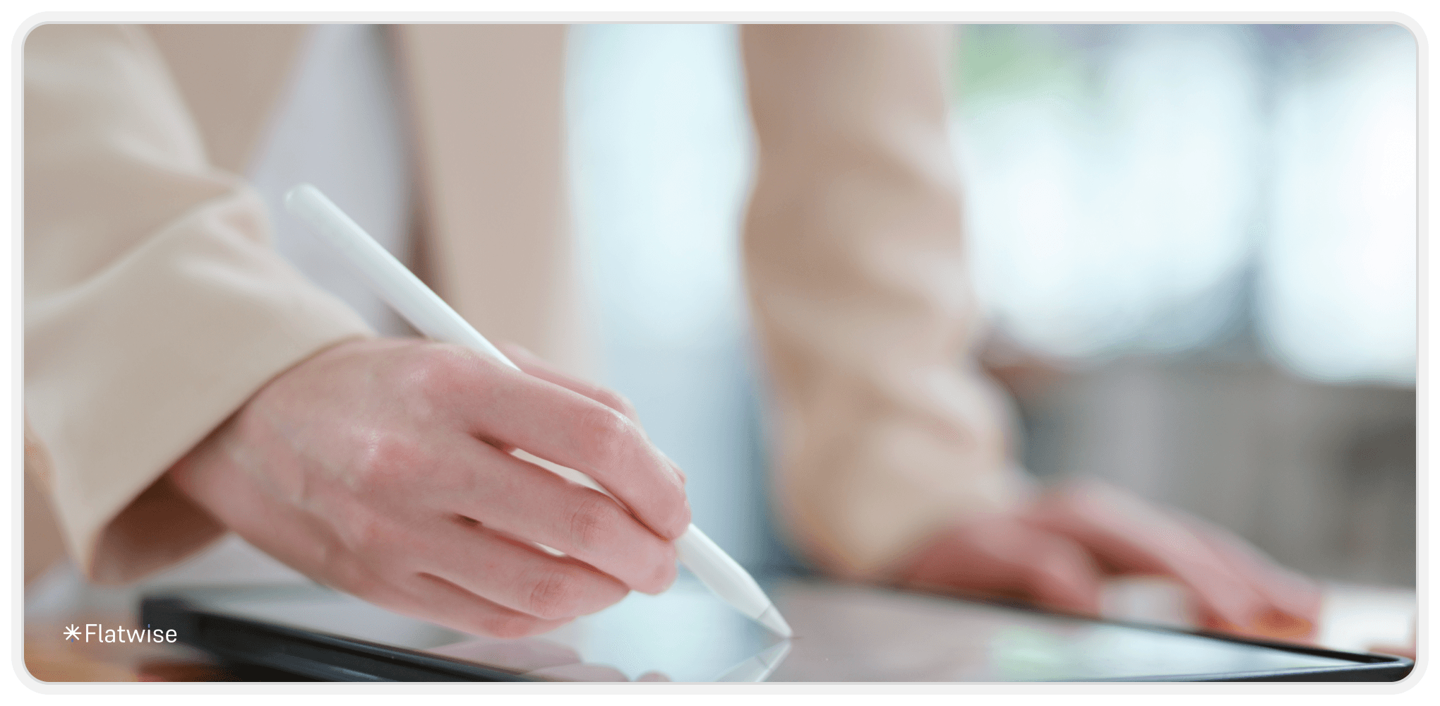 Mann in Anzug unterzeichnet Vertrag mit iPad