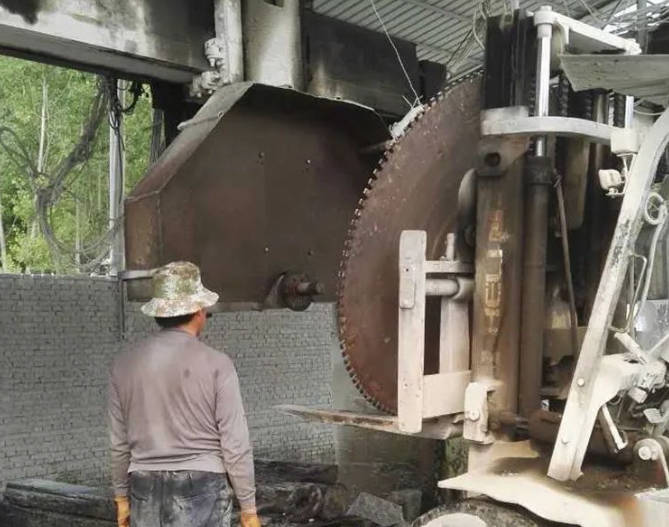 Close-up of the Dinosaw Bridge Single-Blade Cutting Machine's blade, focusing on the cutting edge and mechanical details that ensure precise and efficient stone cutting.