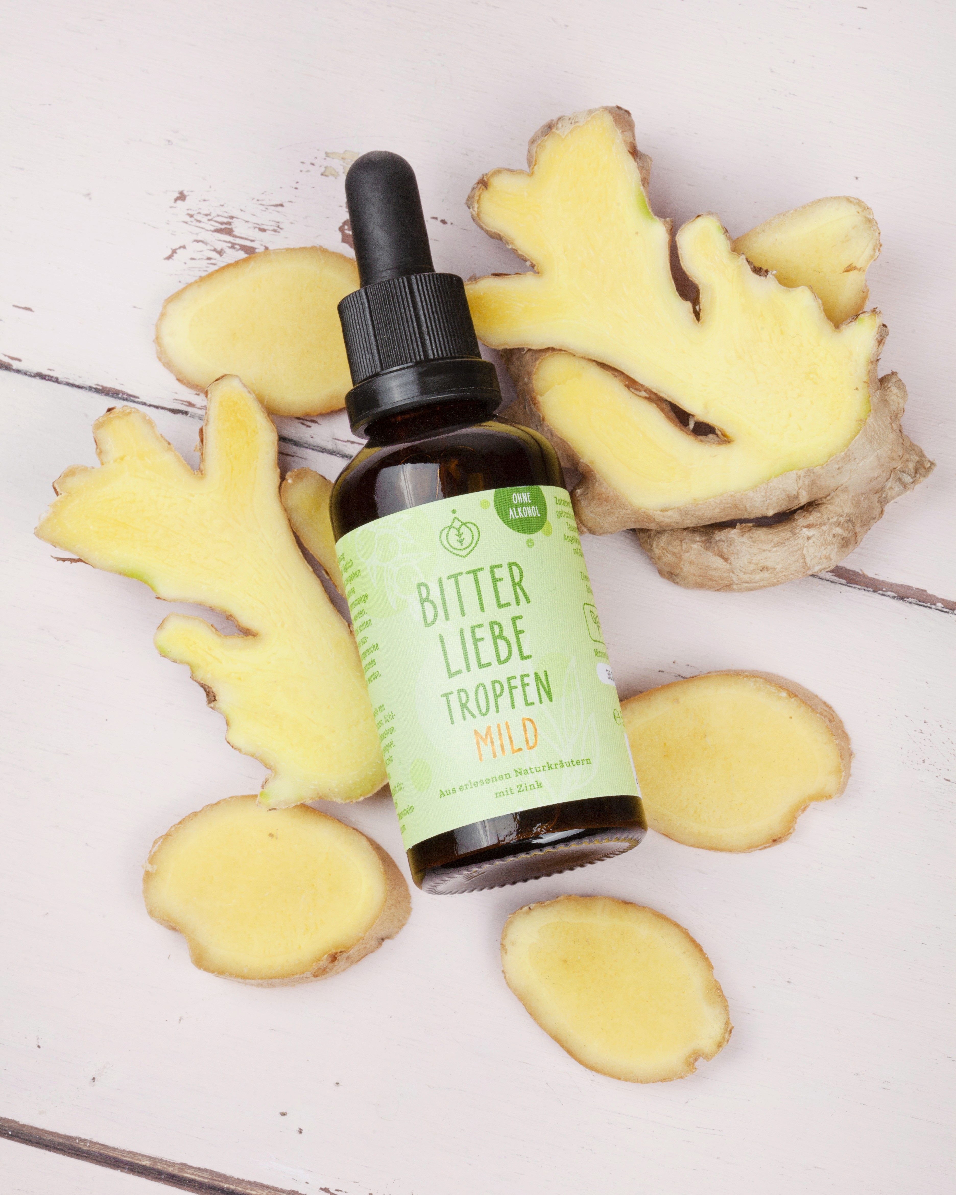 BitterLiebe Tropfen Mild auf augeschnittenem Ingwer