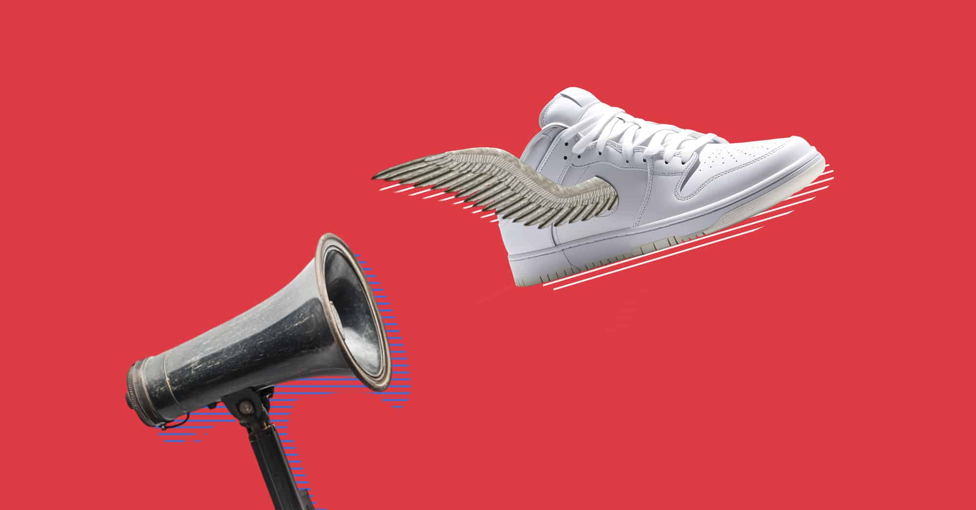 Zapatilla blanca con alas junto a un claxon sobre fondo rojo.