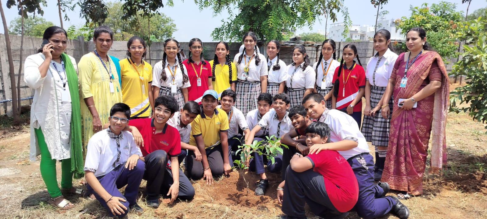 Laurus students smiling together
