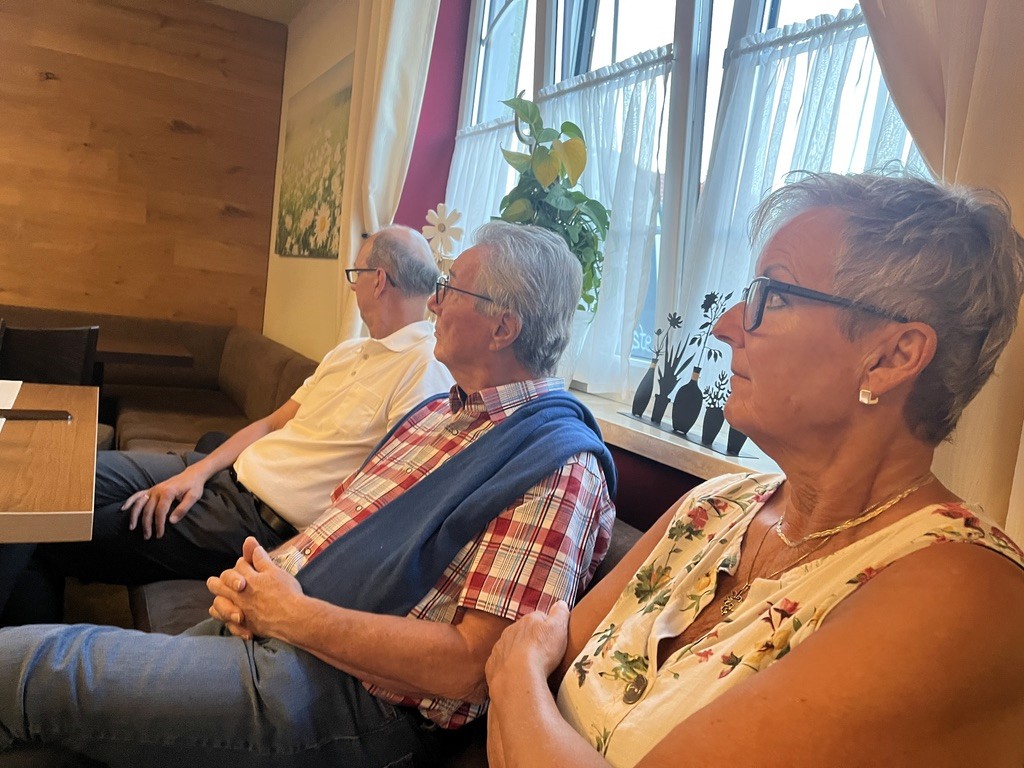 Die Clubmitglieder sitzen bei einem Vortrag beisammen.. 