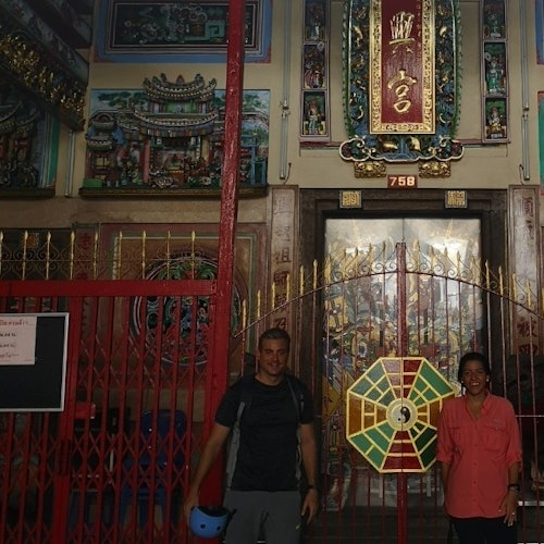 一座卓越的中國寺廟在路上