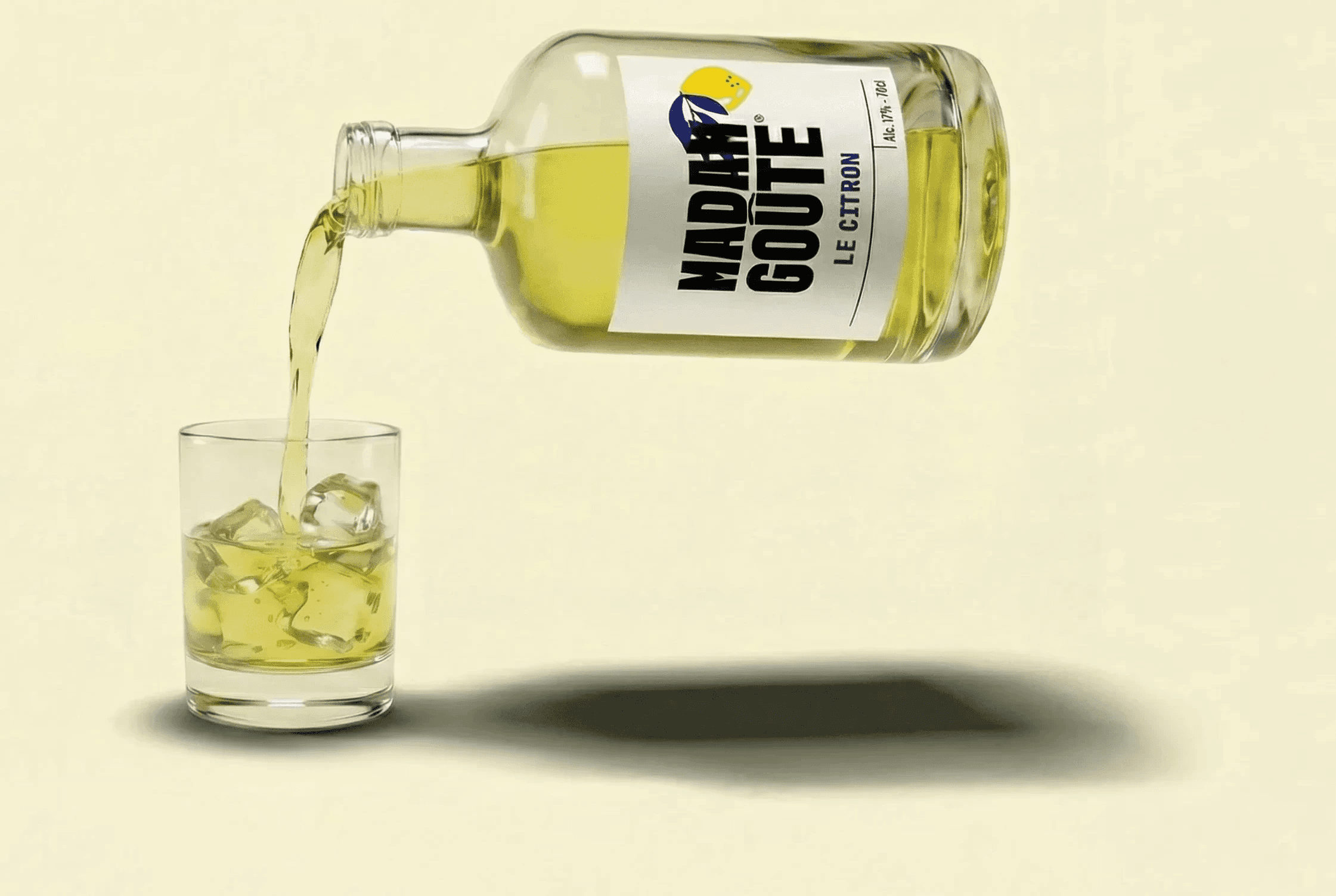 Liqueur Madam Goute Le Citron versée d'une bouteille en suspension dans un verre rempli de glaçons sur un fond jaune clair.